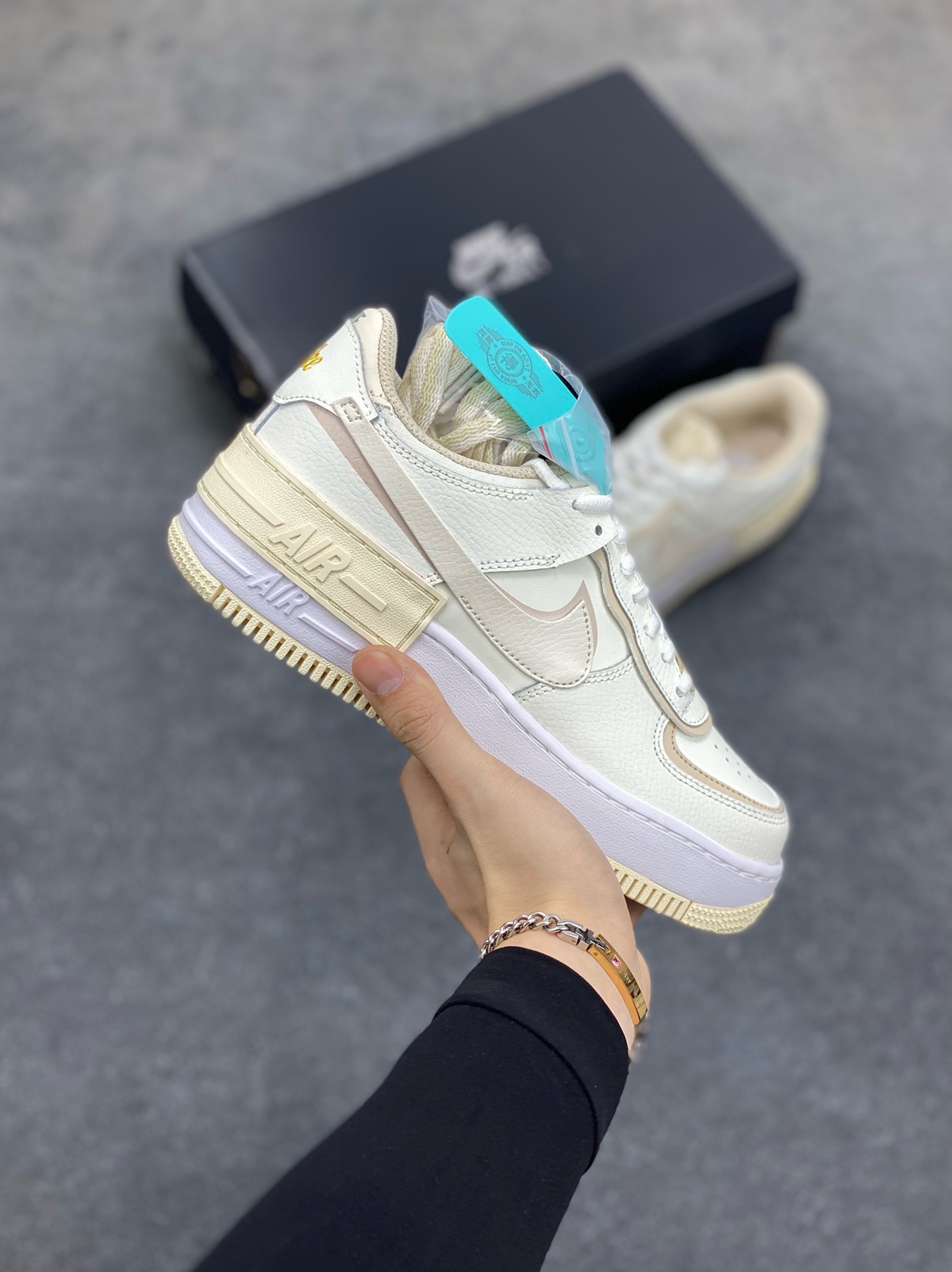 福利特价 NK Air Force 1 Shadow 轻量增高低帮百搭板鞋\”拼接马卡龙\” 全新少女系解构主义设计双层轻量EVA发泡中底+防滑RB橡胶外圈底鞋底 原楦头原纸板 打造纯正空军版型 专注外贸渠道 全掌内置蜂窝气垫 原盒配件 原厂中底钢印、拉帮完美 货号:FQ6871-111 尺码:35.5 36 36.5 37.5 38 38.5 39 40 40.5 41 42-选品中心