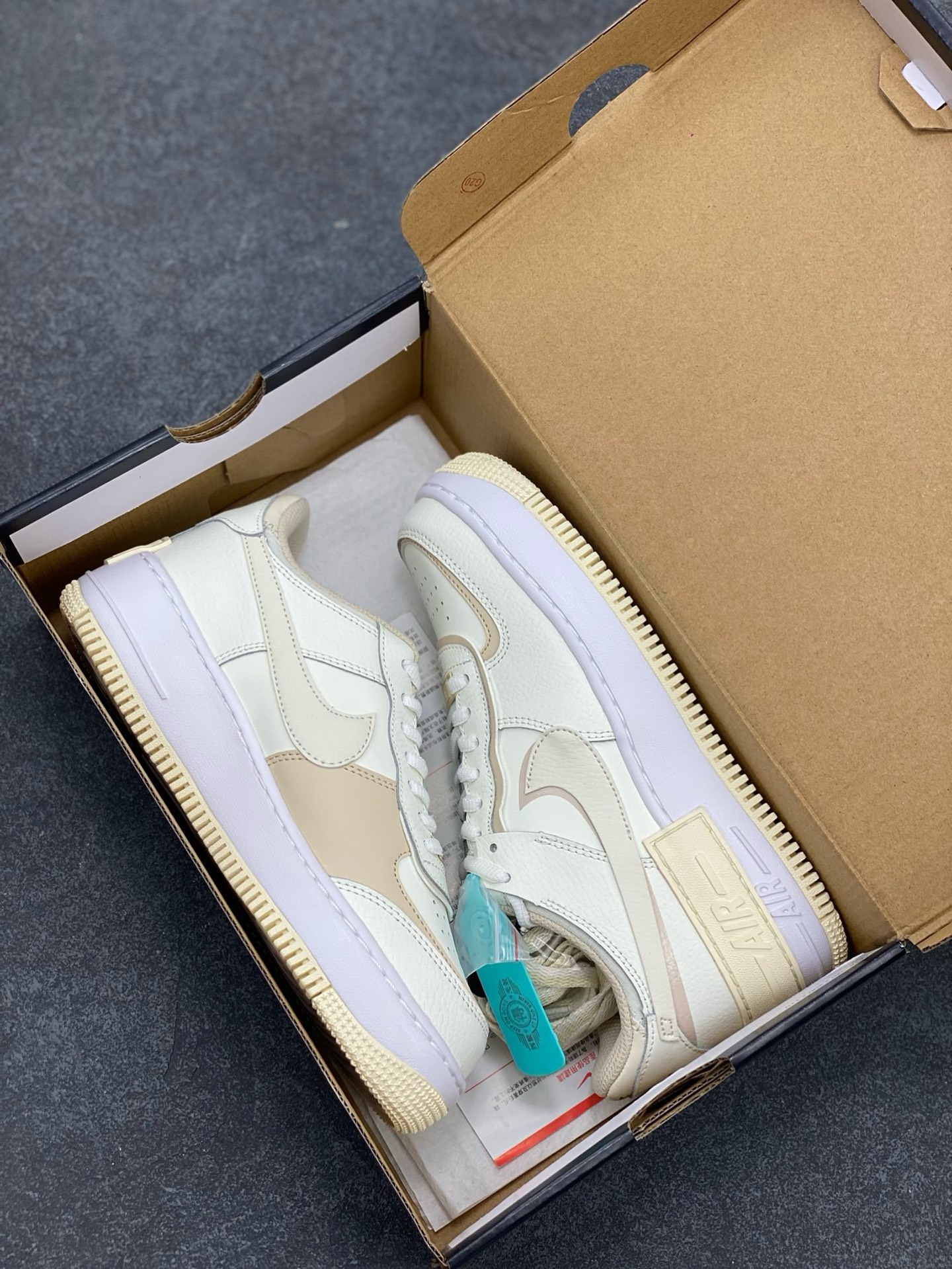 图片[9]-福利特价 NK Air Force 1 Shadow 轻量增高低帮百搭板鞋\”拼接马卡龙\” 全新少女系解构主义设计双层轻量EVA发泡中底+防滑RB橡胶外圈底鞋底 原楦头原纸板 打造纯正空军版型 专注外贸渠道 全掌内置蜂窝气垫 原盒配件 原厂中底钢印、拉帮完美 货号：FQ6871-111 尺码：35.5 36 36.5 37.5 38 38.5 39 40 40.5 41 42-选品中心