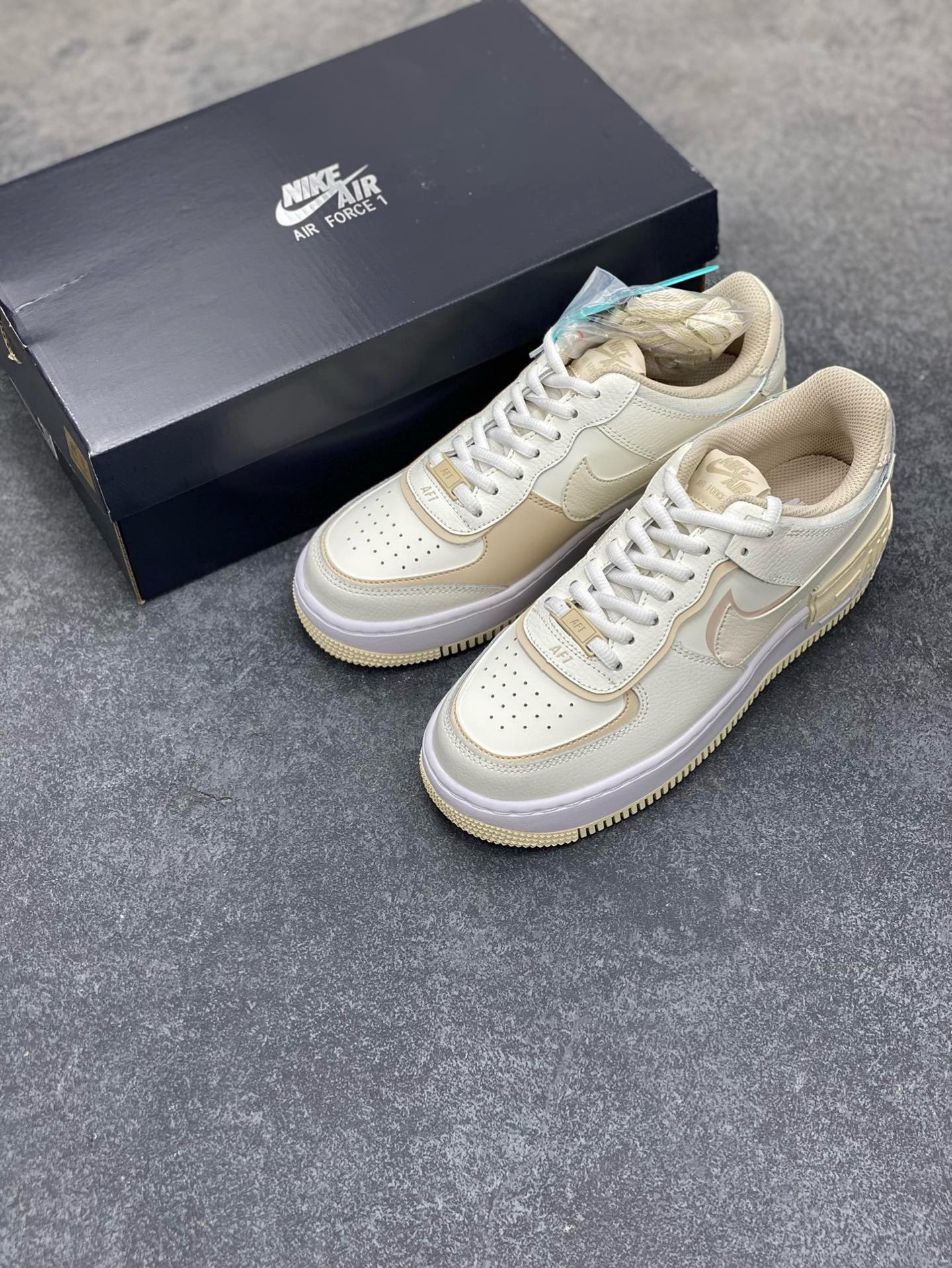 图片[8]-福利特价 NK Air Force 1 Shadow 轻量增高低帮百搭板鞋\”拼接马卡龙\” 全新少女系解构主义设计双层轻量EVA发泡中底+防滑RB橡胶外圈底鞋底 原楦头原纸板 打造纯正空军版型 专注外贸渠道 全掌内置蜂窝气垫 原盒配件 原厂中底钢印、拉帮完美 货号：FQ6871-111 尺码：35.5 36 36.5 37.5 38 38.5 39 40 40.5 41 42-选品中心