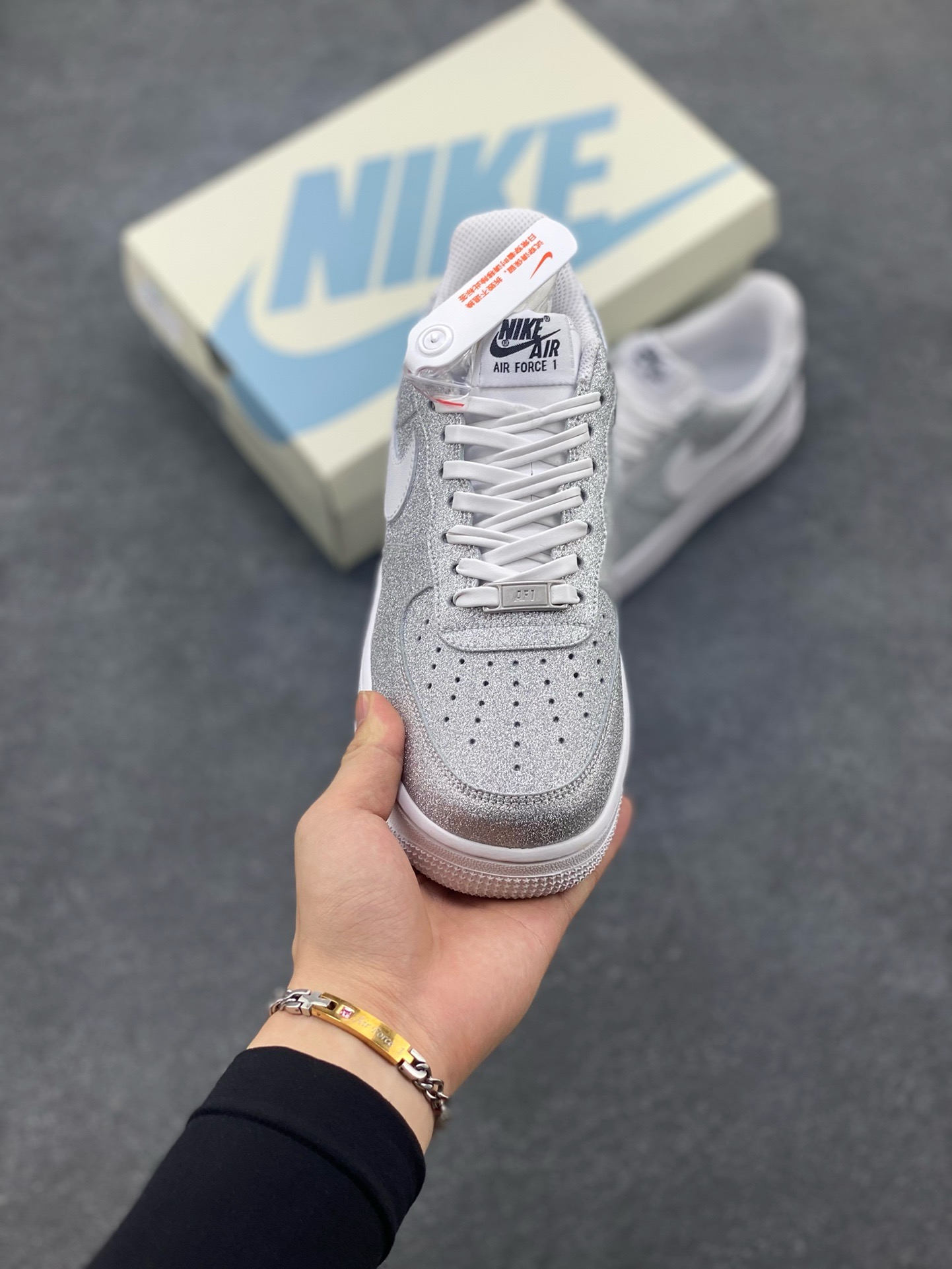 图片[2]-福利特价 Nike Air Force 1 Low 白银满天星 原楦头原纸板 打造纯正空军版型 专注外贸渠道 全掌内置蜂窝气垫 原盒配件 原厂中底钢印、拉帮完美 货号：CW2288-015 尺码：36 36.5 37.5 38 38.5 39 40 40.5 41 42 42.5 43 44 44.5 45-选品中心