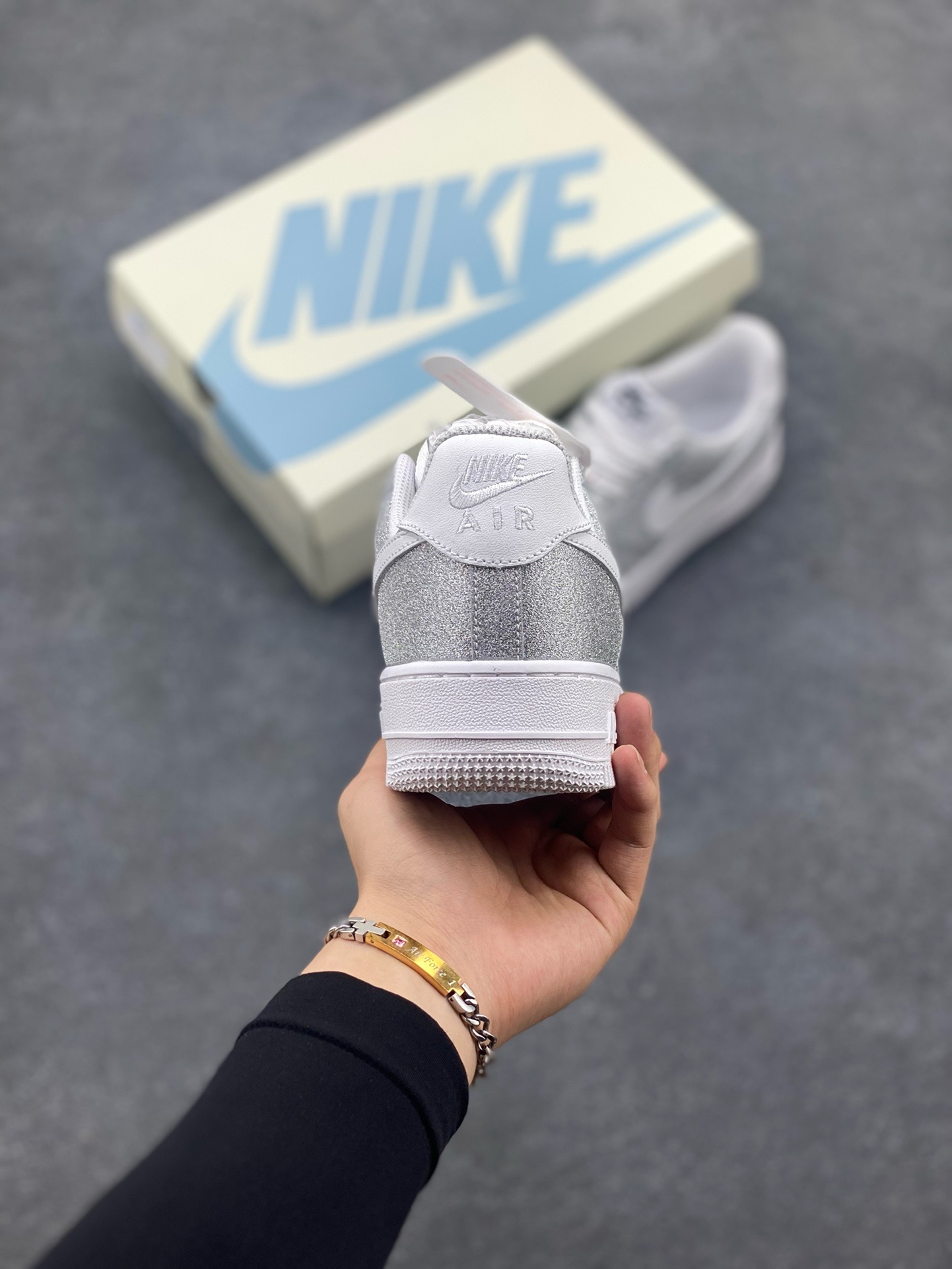 图片[4]-福利特价 Nike Air Force 1 Low 白银满天星 原楦头原纸板 打造纯正空军版型 专注外贸渠道 全掌内置蜂窝气垫 原盒配件 原厂中底钢印、拉帮完美 货号：CW2288-015 尺码：36 36.5 37.5 38 38.5 39 40 40.5 41 42 42.5 43 44 44.5 45-选品中心
