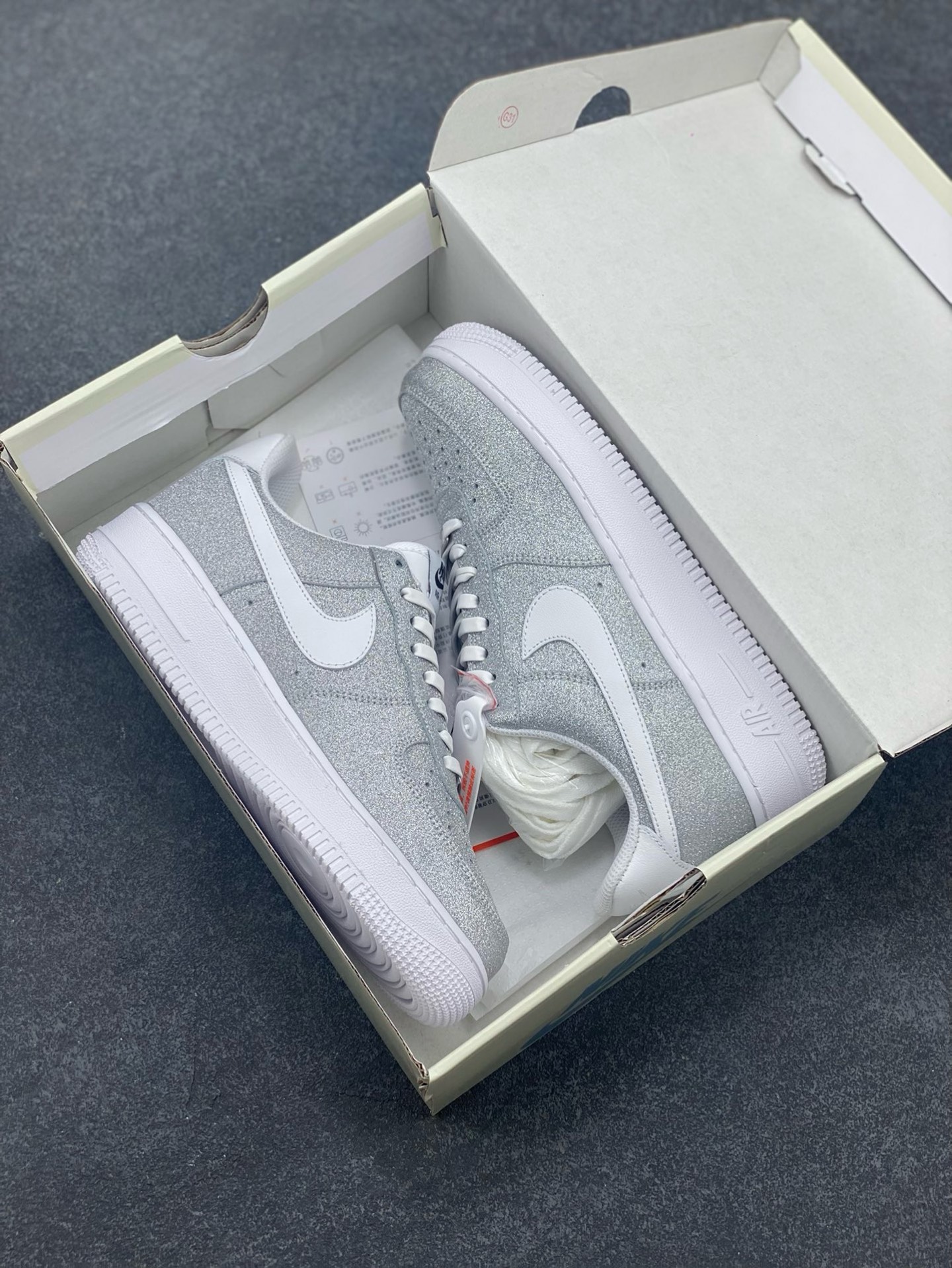图片[9]-福利特价 Nike Air Force 1 Low 白银满天星 原楦头原纸板 打造纯正空军版型 专注外贸渠道 全掌内置蜂窝气垫 原盒配件 原厂中底钢印、拉帮完美 货号：CW2288-015 尺码：36 36.5 37.5 38 38.5 39 40 40.5 41 42 42.5 43 44 44.5 45-选品中心