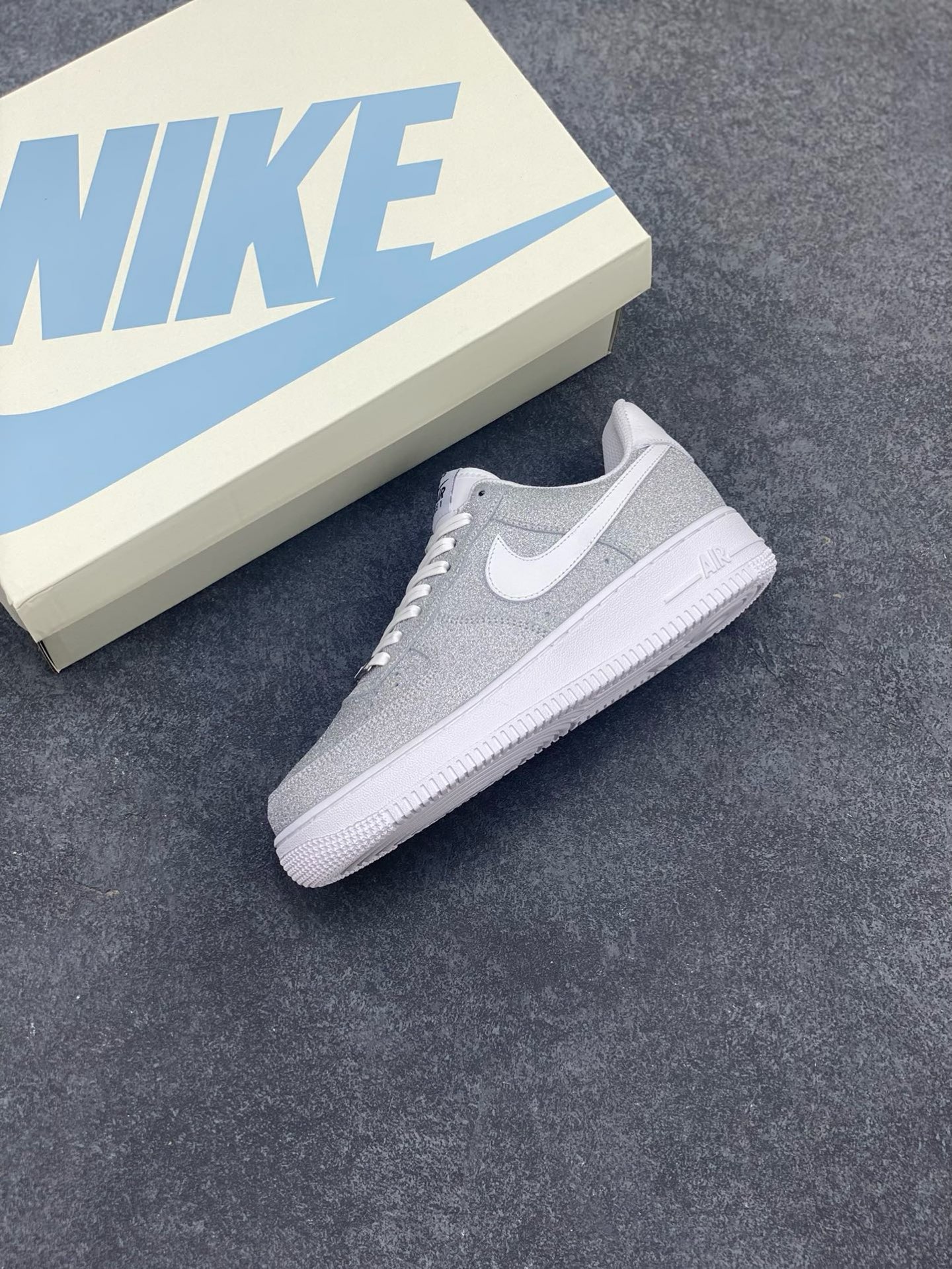 图片[7]-福利特价 Nike Air Force 1 Low 白银满天星 原楦头原纸板 打造纯正空军版型 专注外贸渠道 全掌内置蜂窝气垫 原盒配件 原厂中底钢印、拉帮完美 货号：CW2288-015 尺码：36 36.5 37.5 38 38.5 39 40 40.5 41 42 42.5 43 44 44.5 45-选品中心