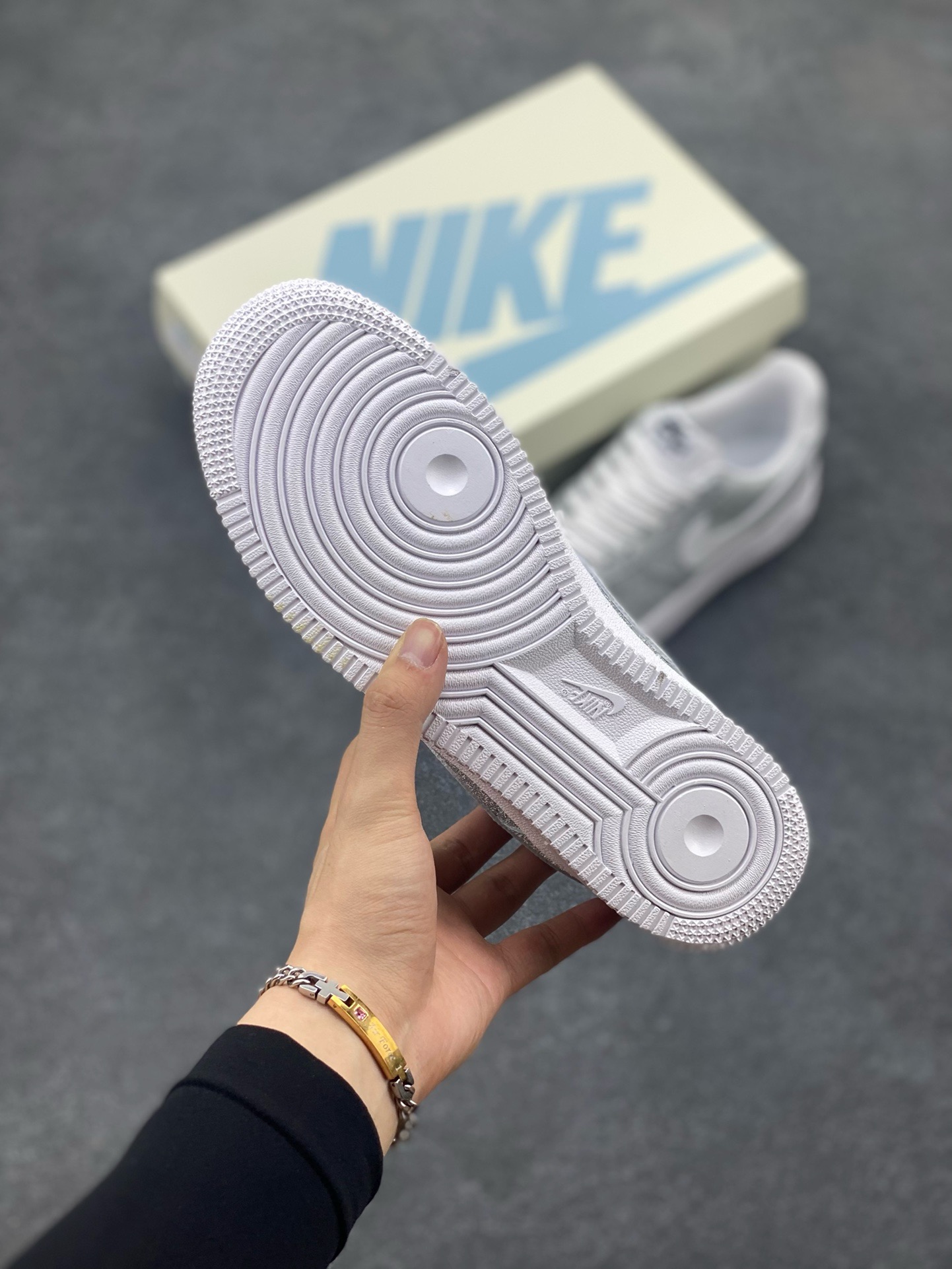 图片[5]-福利特价 Nike Air Force 1 Low 白银满天星 原楦头原纸板 打造纯正空军版型 专注外贸渠道 全掌内置蜂窝气垫 原盒配件 原厂中底钢印、拉帮完美 货号：CW2288-015 尺码：36 36.5 37.5 38 38.5 39 40 40.5 41 42 42.5 43 44 44.5 45-选品中心