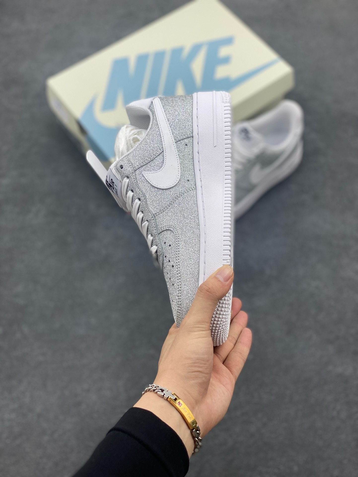 图片[3]-福利特价 Nike Air Force 1 Low 白银满天星 原楦头原纸板 打造纯正空军版型 专注外贸渠道 全掌内置蜂窝气垫 原盒配件 原厂中底钢印、拉帮完美 货号：CW2288-015 尺码：36 36.5 37.5 38 38.5 39 40 40.5 41 42 42.5 43 44 44.5 45-选品中心