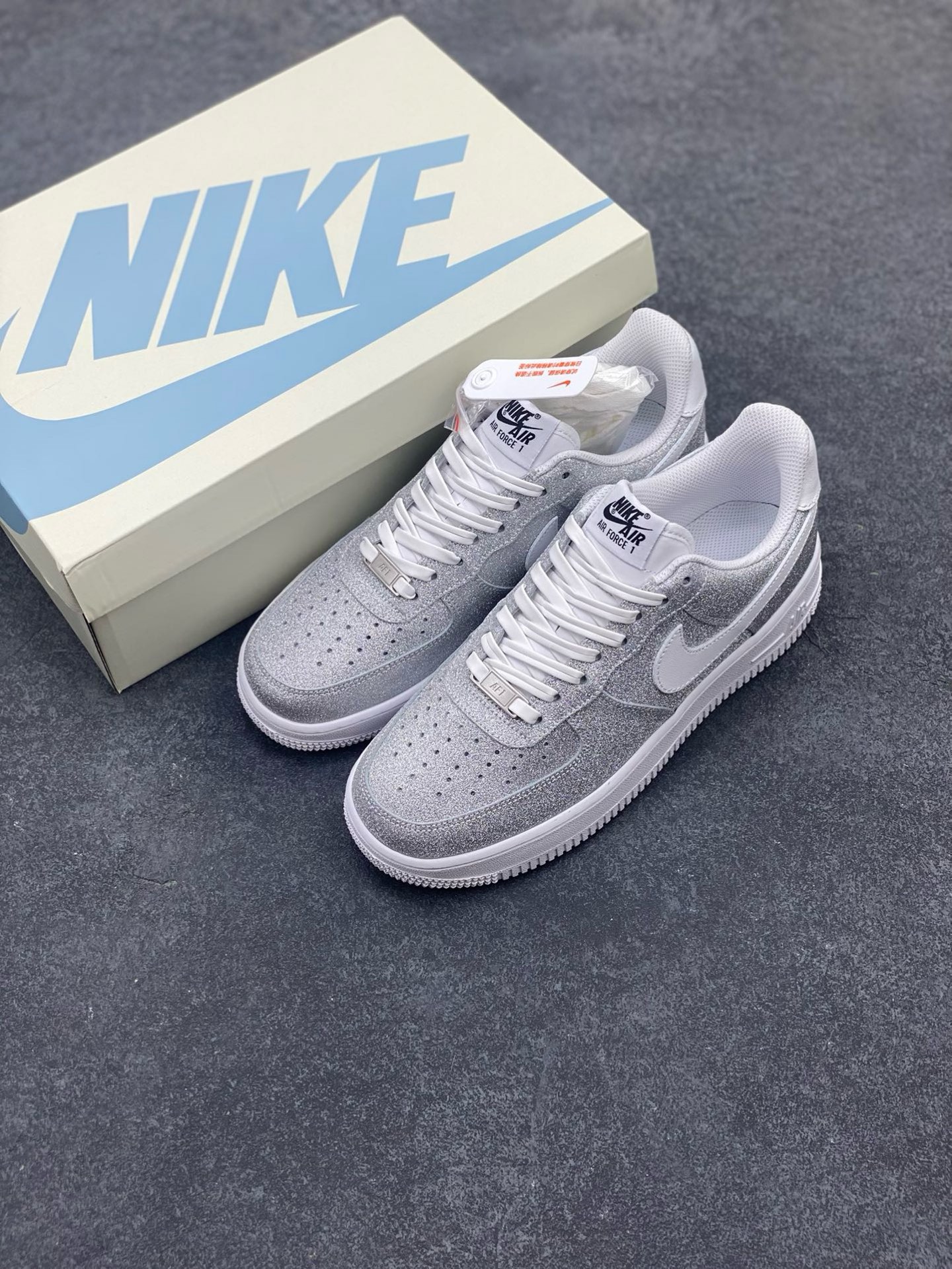 图片[8]-福利特价 Nike Air Force 1 Low 白银满天星 原楦头原纸板 打造纯正空军版型 专注外贸渠道 全掌内置蜂窝气垫 原盒配件 原厂中底钢印、拉帮完美 货号：CW2288-015 尺码：36 36.5 37.5 38 38.5 39 40 40.5 41 42 42.5 43 44 44.5 45-选品中心