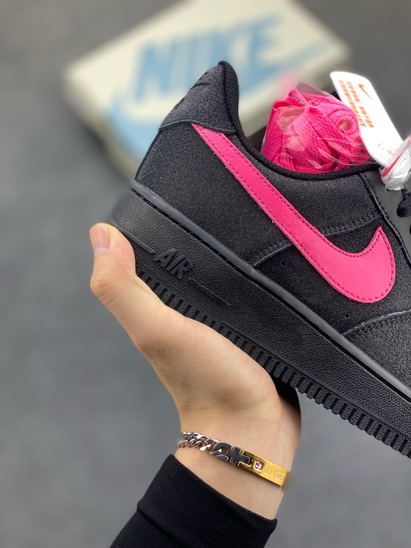 图片[6]-福利特价 Nike Air Force 1 Low 黑粉满天星 原楦头原纸板 打造纯正空军版型 专注外贸渠道 全掌内置蜂窝气垫 原盒配件 原厂中底钢印、拉帮完美 货号：CW2288-015 尺码：36 36.5 37.5 38 38.5 39 40 40.5 41 42 42.5 43 44 44.5 45-选品中心