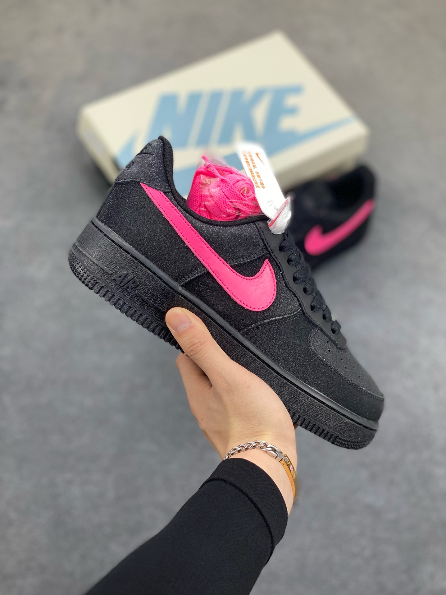 福利特价 Nike Air Force 1 Low 黑粉满天星 原楦头原纸板 打造纯正空军版型 专注外贸渠道 全掌内置蜂窝气垫 原盒配件 原厂中底钢印、拉帮完美 货号:CW2288-015 尺码:36 36.5 37.5 38 38.5 39 40 40.5 41 42 42.5 43 44 44.5 45-选品中心