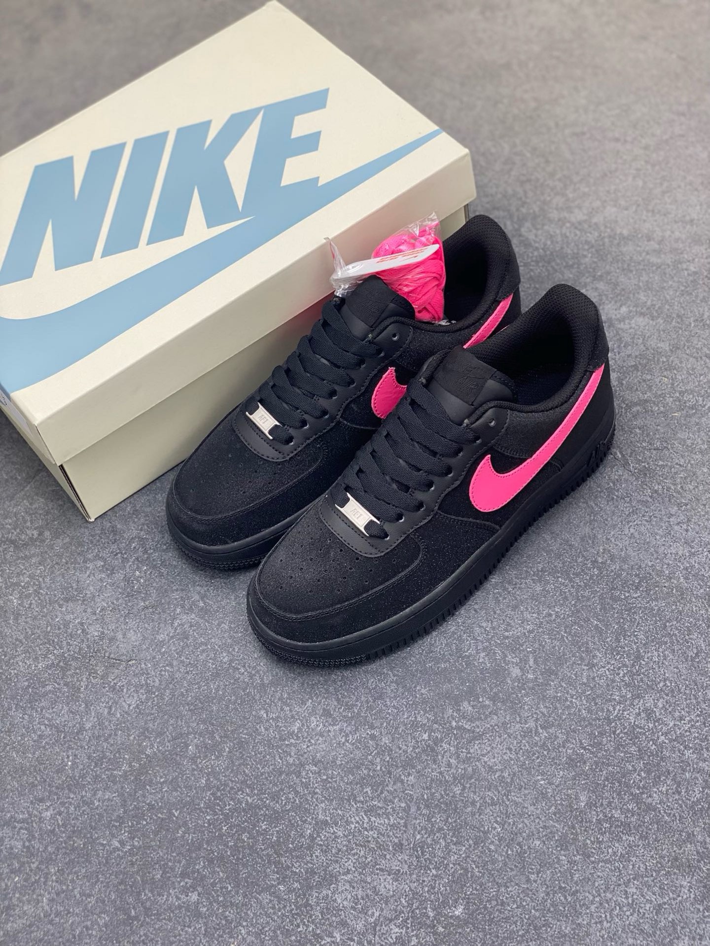 图片[8]-福利特价 Nike Air Force 1 Low 黑粉满天星 原楦头原纸板 打造纯正空军版型 专注外贸渠道 全掌内置蜂窝气垫 原盒配件 原厂中底钢印、拉帮完美 货号：CW2288-015 尺码：36 36.5 37.5 38 38.5 39 40 40.5 41 42 42.5 43 44 44.5 45-选品中心