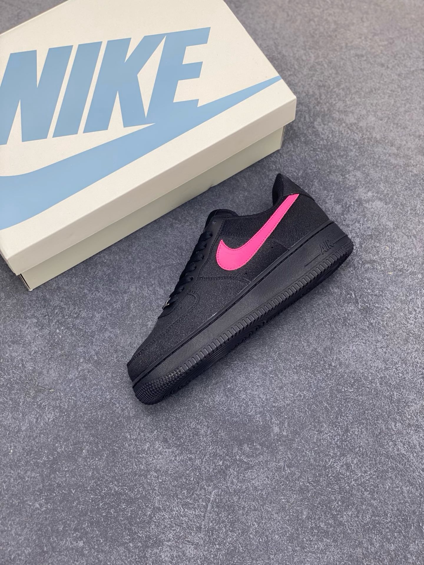 图片[7]-福利特价 Nike Air Force 1 Low 黑粉满天星 原楦头原纸板 打造纯正空军版型 专注外贸渠道 全掌内置蜂窝气垫 原盒配件 原厂中底钢印、拉帮完美 货号：CW2288-015 尺码：36 36.5 37.5 38 38.5 39 40 40.5 41 42 42.5 43 44 44.5 45-选品中心