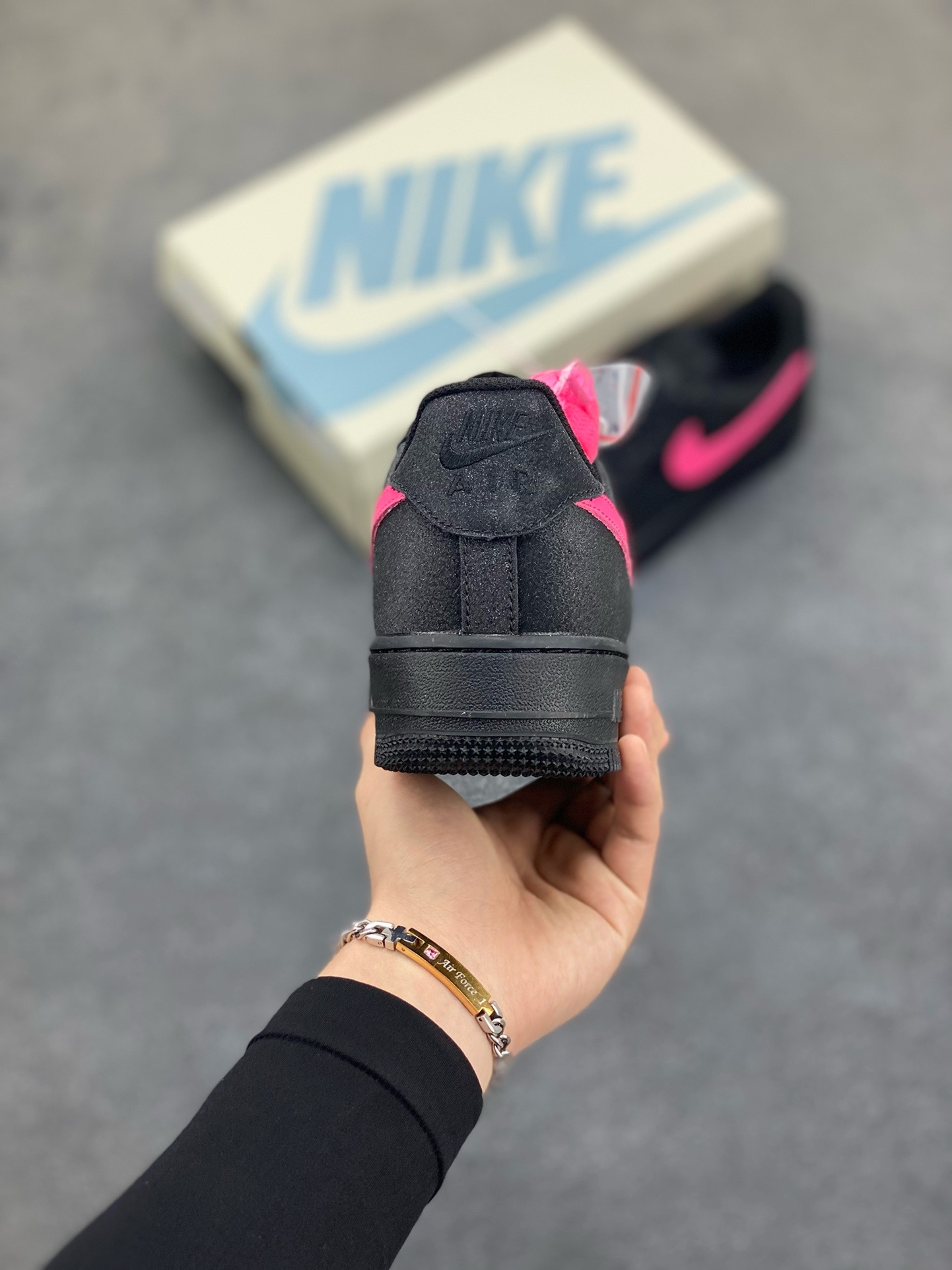 图片[4]-福利特价 Nike Air Force 1 Low 黑粉满天星 原楦头原纸板 打造纯正空军版型 专注外贸渠道 全掌内置蜂窝气垫 原盒配件 原厂中底钢印、拉帮完美 货号：CW2288-015 尺码：36 36.5 37.5 38 38.5 39 40 40.5 41 42 42.5 43 44 44.5 45-选品中心