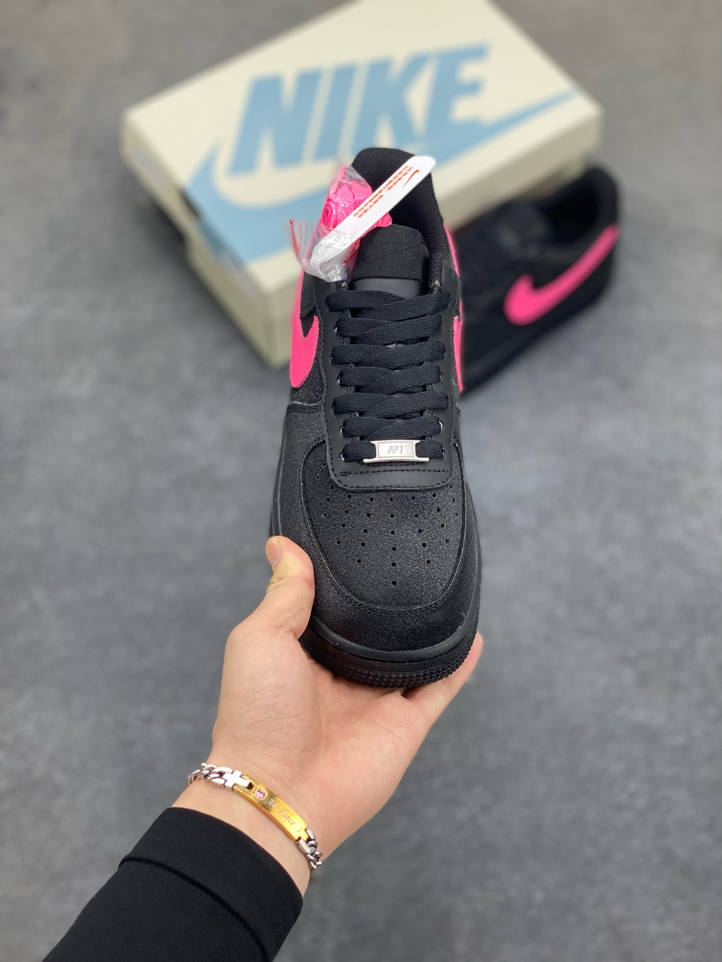 图片[2]-福利特价 Nike Air Force 1 Low 黑粉满天星 原楦头原纸板 打造纯正空军版型 专注外贸渠道 全掌内置蜂窝气垫 原盒配件 原厂中底钢印、拉帮完美 货号：CW2288-015 尺码：36 36.5 37.5 38 38.5 39 40 40.5 41 42 42.5 43 44 44.5 45-选品中心