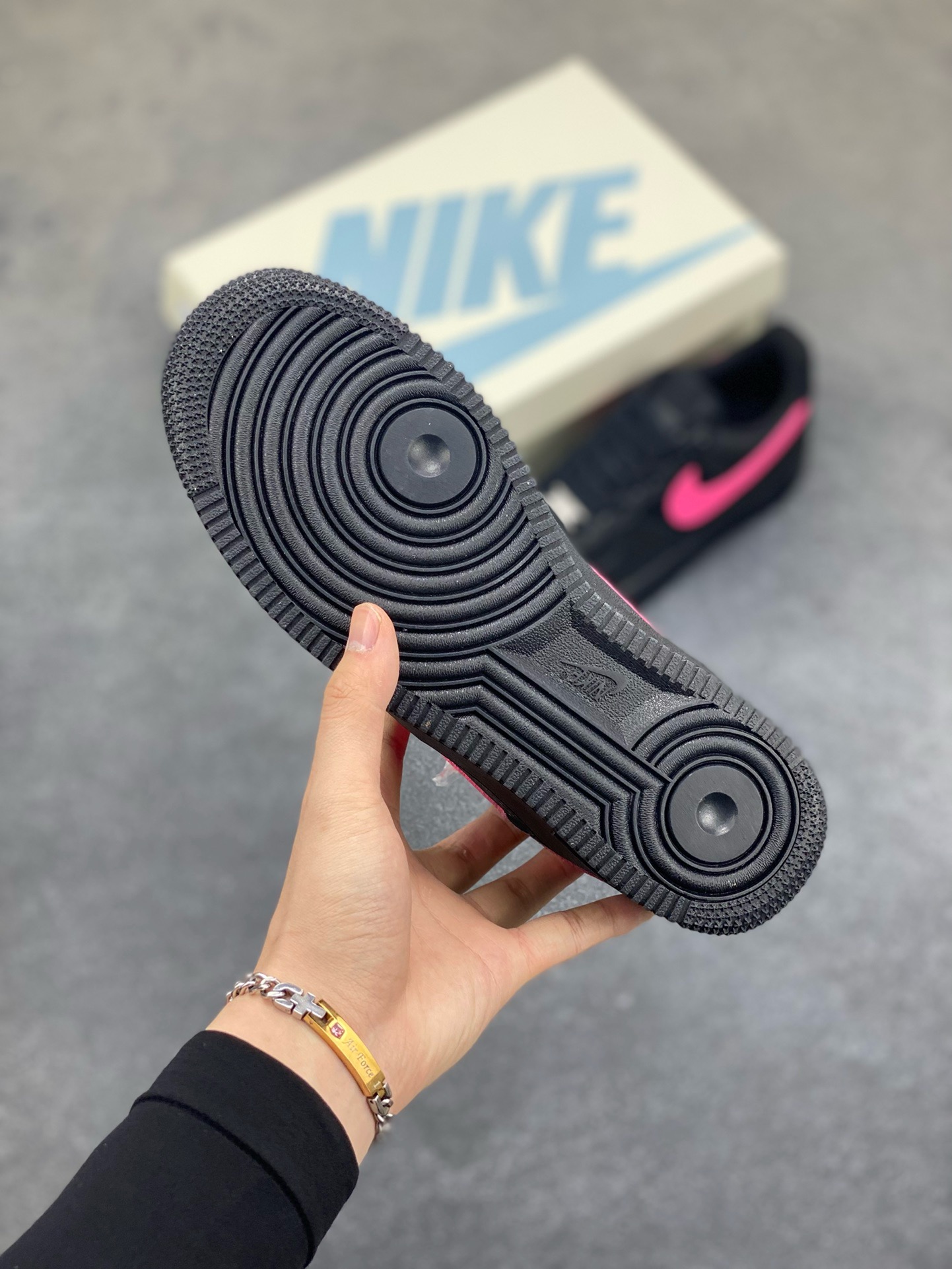 图片[5]-福利特价 Nike Air Force 1 Low 黑粉满天星 原楦头原纸板 打造纯正空军版型 专注外贸渠道 全掌内置蜂窝气垫 原盒配件 原厂中底钢印、拉帮完美 货号：CW2288-015 尺码：36 36.5 37.5 38 38.5 39 40 40.5 41 42 42.5 43 44 44.5 45-选品中心