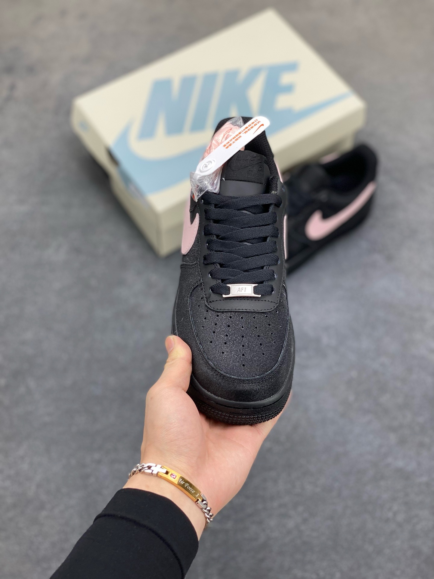 图片[2]-福利特价 NK Air Force 1 空军一号 黑粉细闪 官方同步 原装级别 原楦头原纸板 打造纯正空军版型#专注外贸渠道 全掌内置蜂窝气垫 #原盒配件 原厂中底钢印、拉帮完美 货号：CW2288-013 尺码：36 36.5 37.5 38 38.5 39 40 40.5 41 42 42.5 43 44 44.5 45-选品中心
