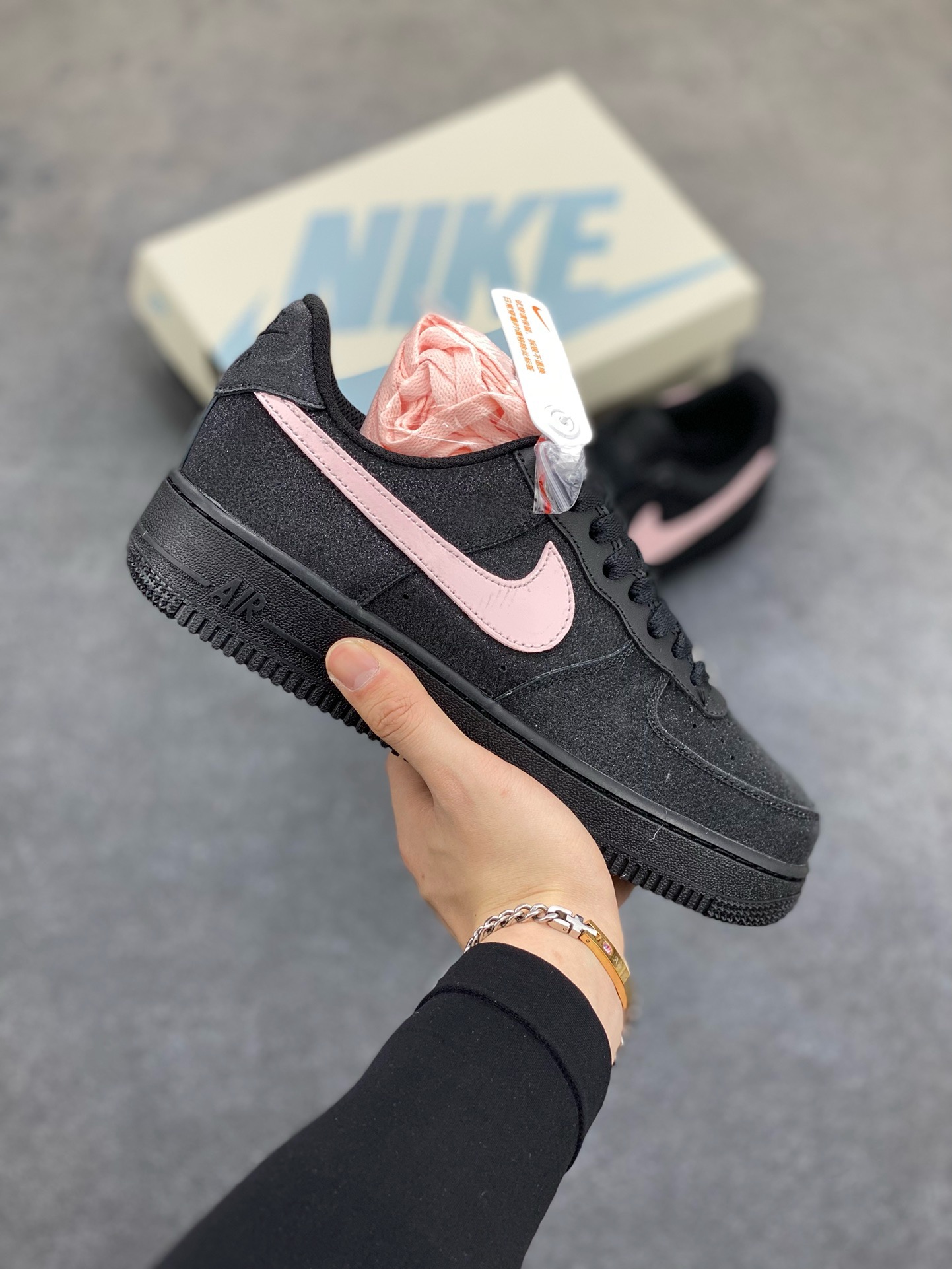 福利特价 NK Air Force 1 空军一号 黑粉细闪 官方同步 原装级别 原楦头原纸板 打造纯正空军版型#专注外贸渠道 全掌内置蜂窝气垫 #原盒配件 原厂中底钢印、拉帮完美 货号:CW2288-013 尺码:36 36.5 37.5 38 38.5 39 40 40.5 41 42 42.5 43 44 44.5 45-选品中心