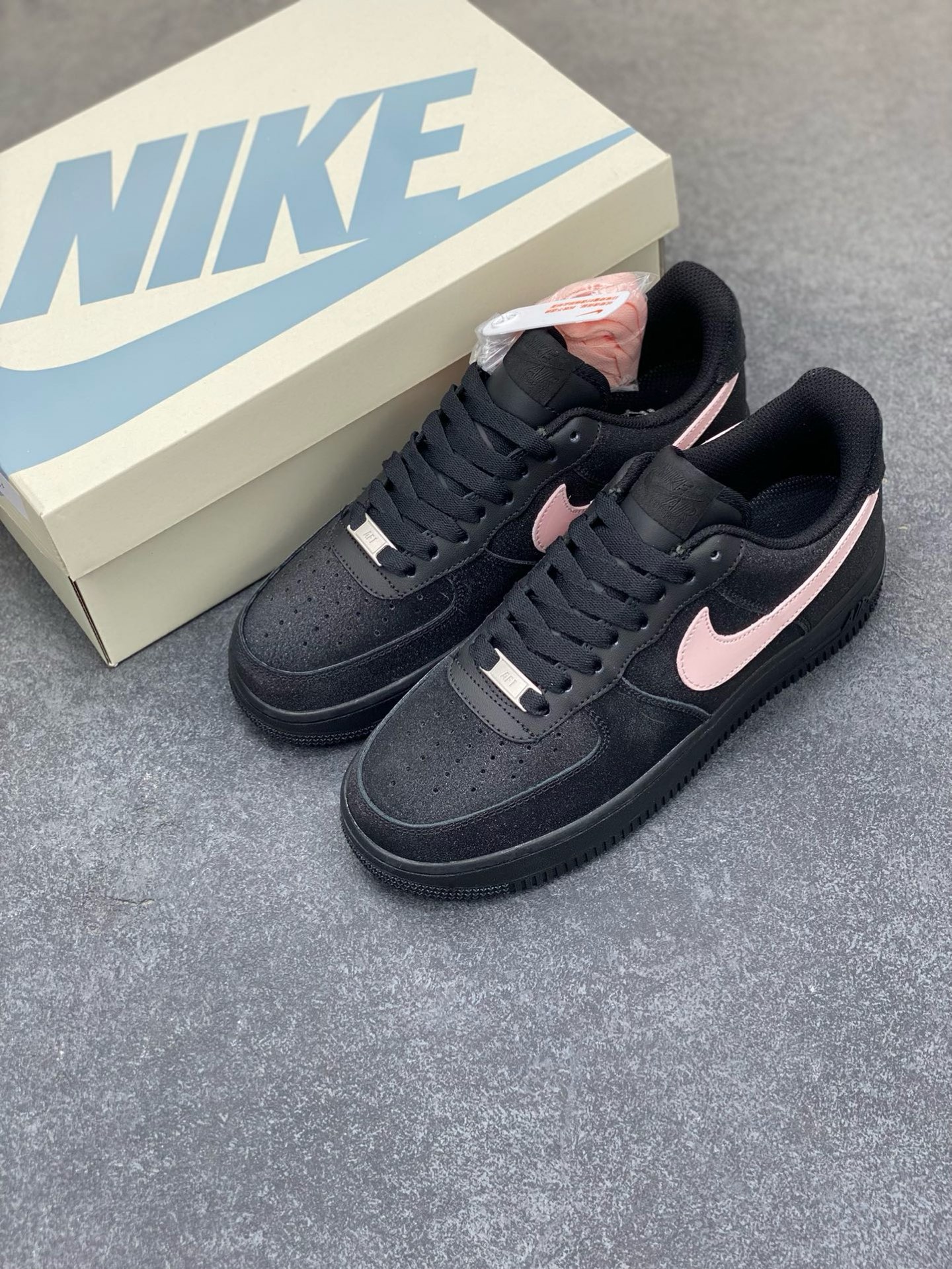 图片[8]-福利特价 NK Air Force 1 空军一号 黑粉细闪 官方同步 原装级别 原楦头原纸板 打造纯正空军版型#专注外贸渠道 全掌内置蜂窝气垫 #原盒配件 原厂中底钢印、拉帮完美 货号：CW2288-013 尺码：36 36.5 37.5 38 38.5 39 40 40.5 41 42 42.5 43 44 44.5 45-选品中心