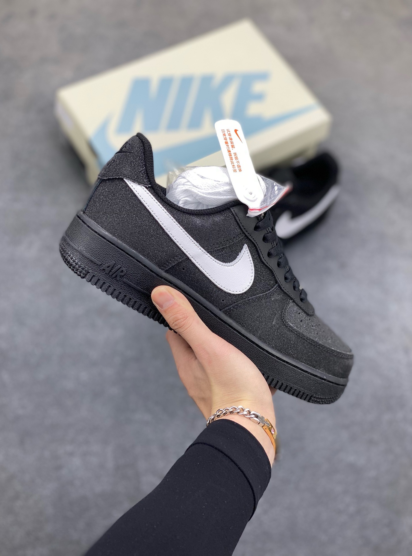 福利特价 NK Air Force 1 空军一号 黑白细闪 官方同步 原装级别 原楦头原纸板 打造纯正空军版型#专注外贸渠道 全掌内置蜂窝气垫 #原盒配件 原厂中底钢印、拉帮完美 货号:CW2288-011 尺码:36 36.5 37.5 38 38.5 39 40 40.5 41 42 42.5 43 44 44.5 45-选品中心