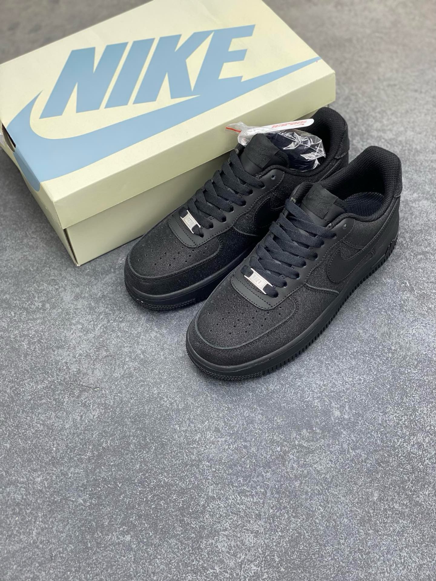 图片[8]-福利特价 NK Air Force 1空军一号 黑色细闪 官方同步 原装级别 原楦头原纸板 打造纯正空军版型#专注外贸渠道 全掌内置蜂窝气垫 #原盒配件 原厂中底钢印、拉帮完美 货号：CW2288-010 尺码：36 36.5 37.5 38 38.5 39 40 40.5 41 42 42.5 43 44 44.5 45-选品中心