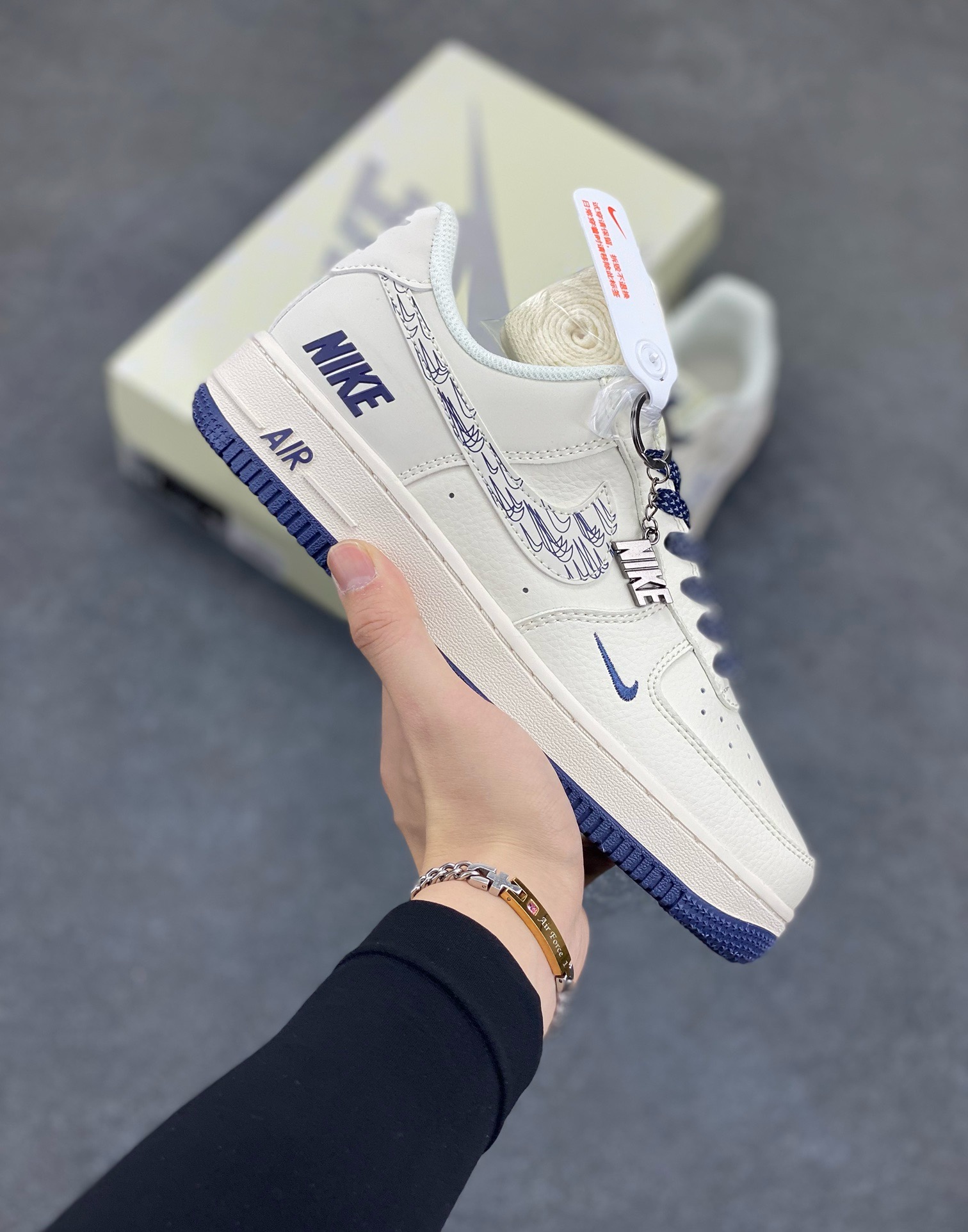 福利特价 NIke Air Force 1 \’07 Low “NIKE联名——深蓝多小勾”空军一号 低帮 运动鞋 休闲鞋 折边针车 工艺难度大 原楦头原纸板 原装鞋盒 定制五金配件 内置全掌气垫 原厂鞋底 货号：HH7518-047 尺码：36 36.5 37.5 38 38.5 39 40 40.5 41 42 42.5 43 44 44.5 45-选品中心