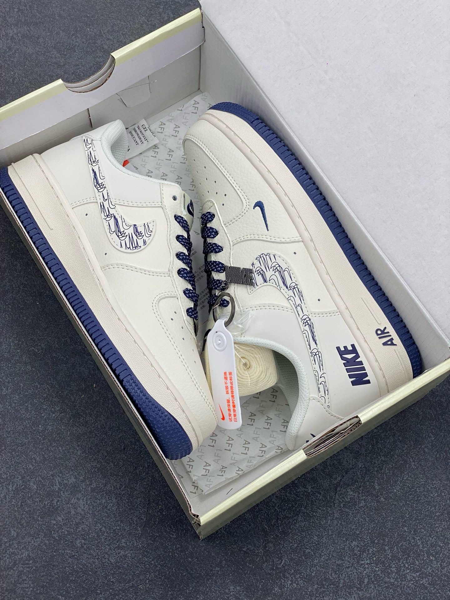 图片[9]-福利特价 NIke Air Force 1 \’07 Low “NIKE联名——深蓝多小勾”空军一号 低帮 运动鞋 休闲鞋 折边针车 工艺难度大 原楦头原纸板 原装鞋盒 定制五金配件 内置全掌气垫 原厂鞋底 货号：HH7518-047 尺码：36 36.5 37.5 38 38.5 39 40 40.5 41 42 42.5 43 44 44.5 45-选品中心