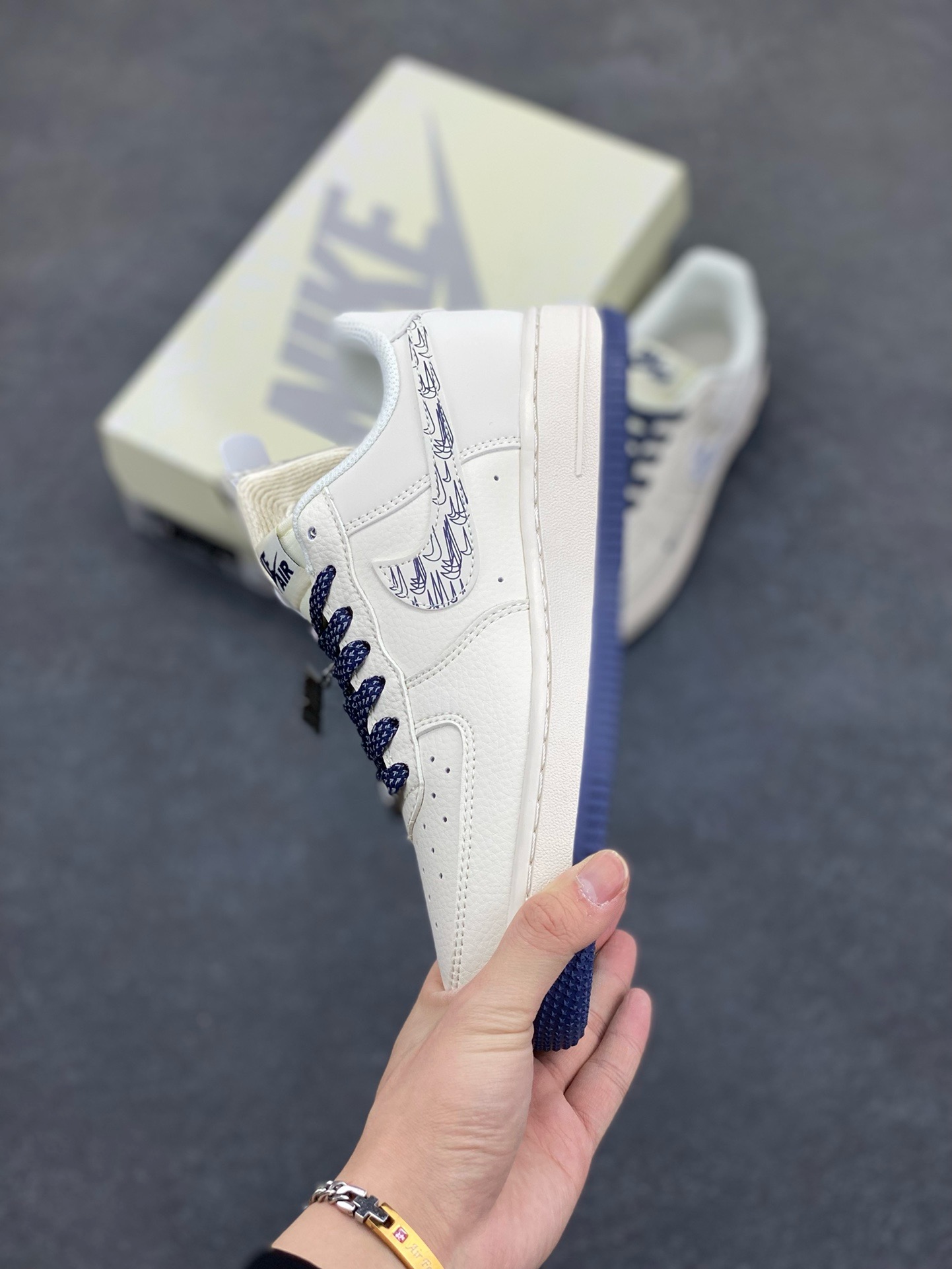图片[3]-福利特价 NIke Air Force 1 \’07 Low “NIKE联名——深蓝多小勾”空军一号 低帮 运动鞋 休闲鞋 折边针车 工艺难度大 原楦头原纸板 原装鞋盒 定制五金配件 内置全掌气垫 原厂鞋底 货号：HH7518-047 尺码：36 36.5 37.5 38 38.5 39 40 40.5 41 42 42.5 43 44 44.5 45-选品中心