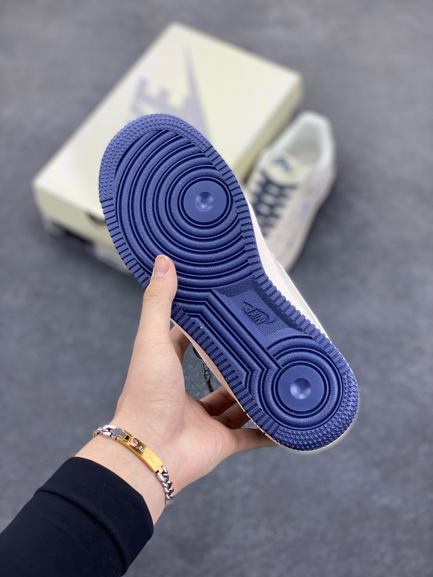 图片[5]-福利特价 NIke Air Force 1 \’07 Low “NIKE联名——深蓝多小勾”空军一号 低帮 运动鞋 休闲鞋 折边针车 工艺难度大 原楦头原纸板 原装鞋盒 定制五金配件 内置全掌气垫 原厂鞋底 货号：HH7518-047 尺码：36 36.5 37.5 38 38.5 39 40 40.5 41 42 42.5 43 44 44.5 45-选品中心