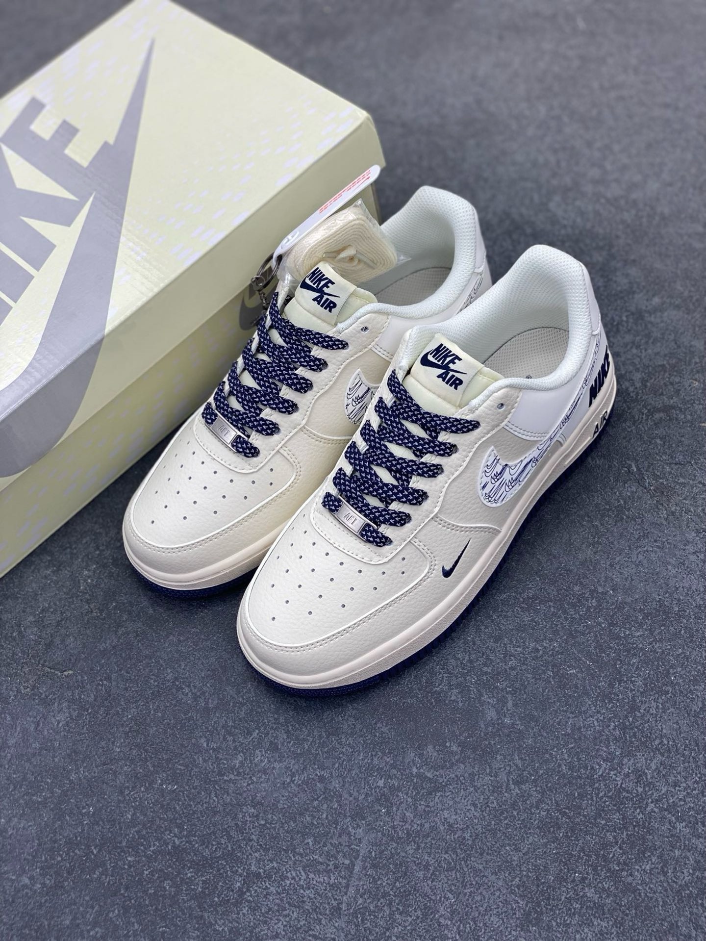 图片[8]-福利特价 NIke Air Force 1 \’07 Low “NIKE联名——深蓝多小勾”空军一号 低帮 运动鞋 休闲鞋 折边针车 工艺难度大 原楦头原纸板 原装鞋盒 定制五金配件 内置全掌气垫 原厂鞋底 货号：HH7518-047 尺码：36 36.5 37.5 38 38.5 39 40 40.5 41 42 42.5 43 44 44.5 45-选品中心