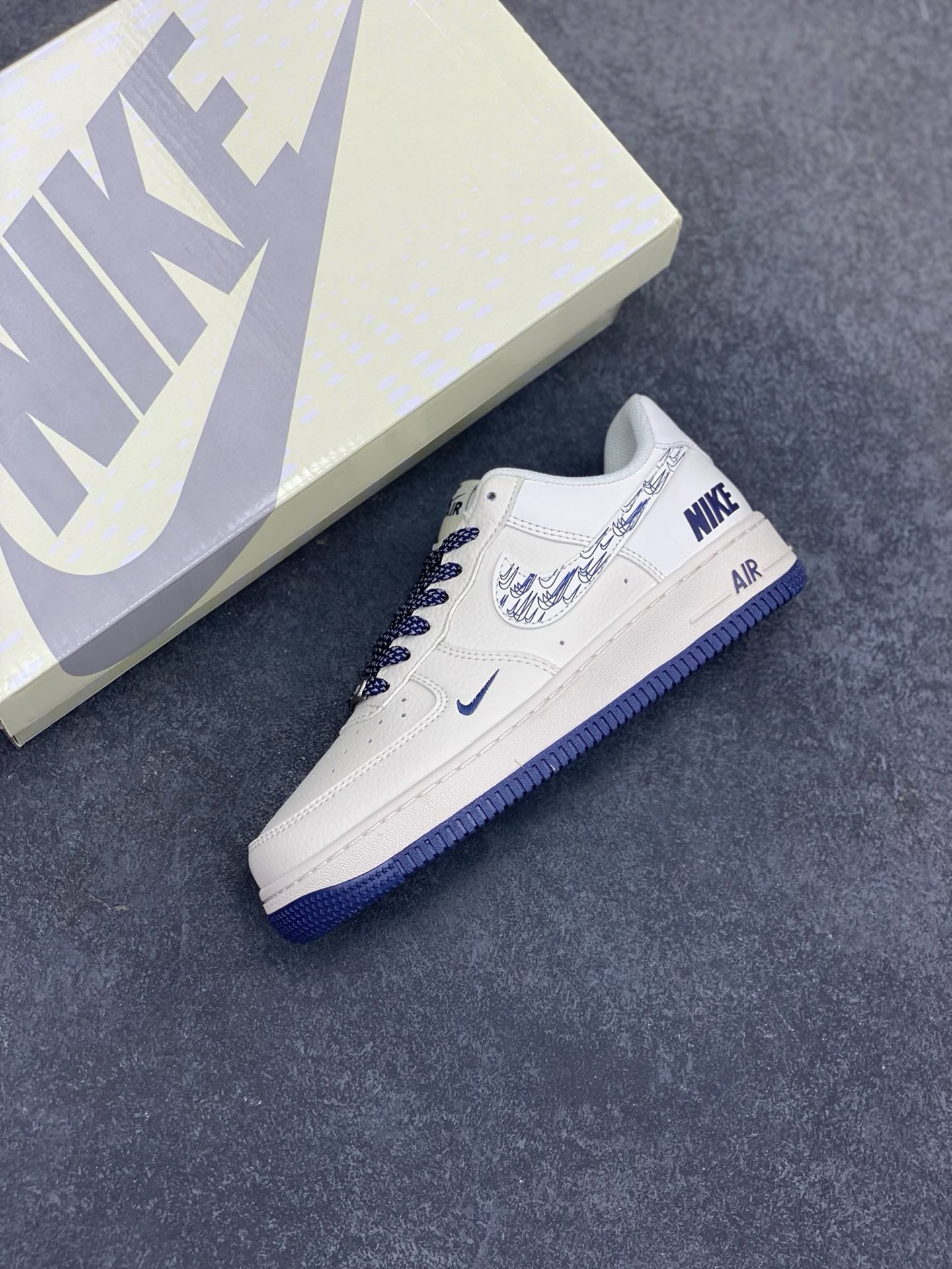 图片[7]-福利特价 NIke Air Force 1 \’07 Low “NIKE联名——深蓝多小勾”空军一号 低帮 运动鞋 休闲鞋 折边针车 工艺难度大 原楦头原纸板 原装鞋盒 定制五金配件 内置全掌气垫 原厂鞋底 货号：HH7518-047 尺码：36 36.5 37.5 38 38.5 39 40 40.5 41 42 42.5 43 44 44.5 45-选品中心