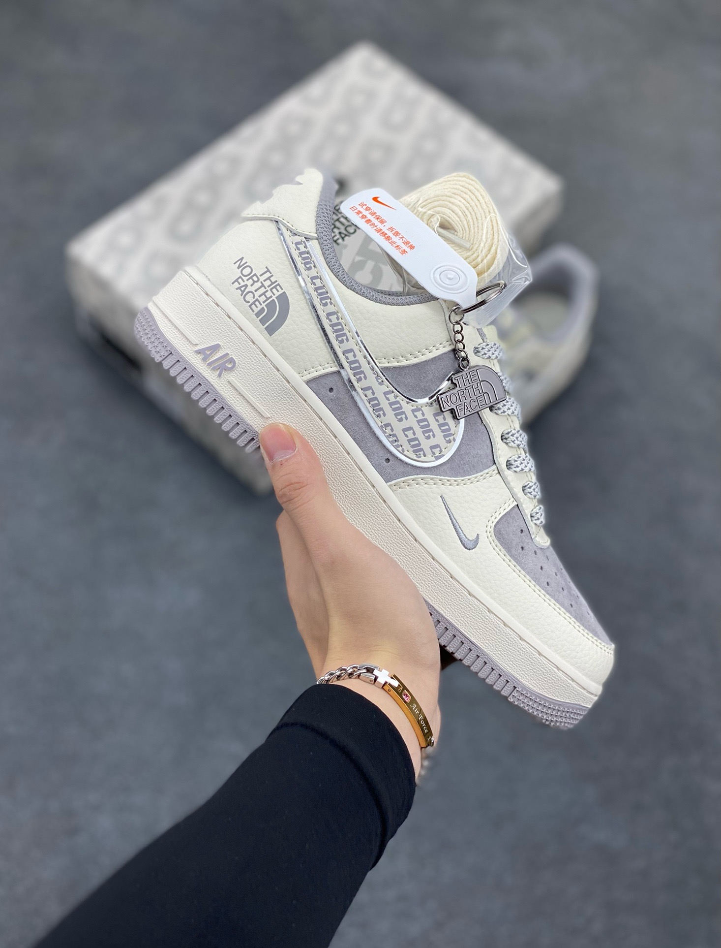 福利特价 NIke Air Force 1 \’07 Low “北面联名–CDG米灰勾”空军一号 低帮 运动鞋 休闲鞋 折边针车 工艺难度大 原楦头原纸板 原装鞋盒 定制五金配件 内置全掌气垫 原厂鞋底 货号：BB7518-014 尺码：36 36.5 37.5 38 38.5 39 40 40.5 41 42 42.5 43 44 44.5 45-选品中心