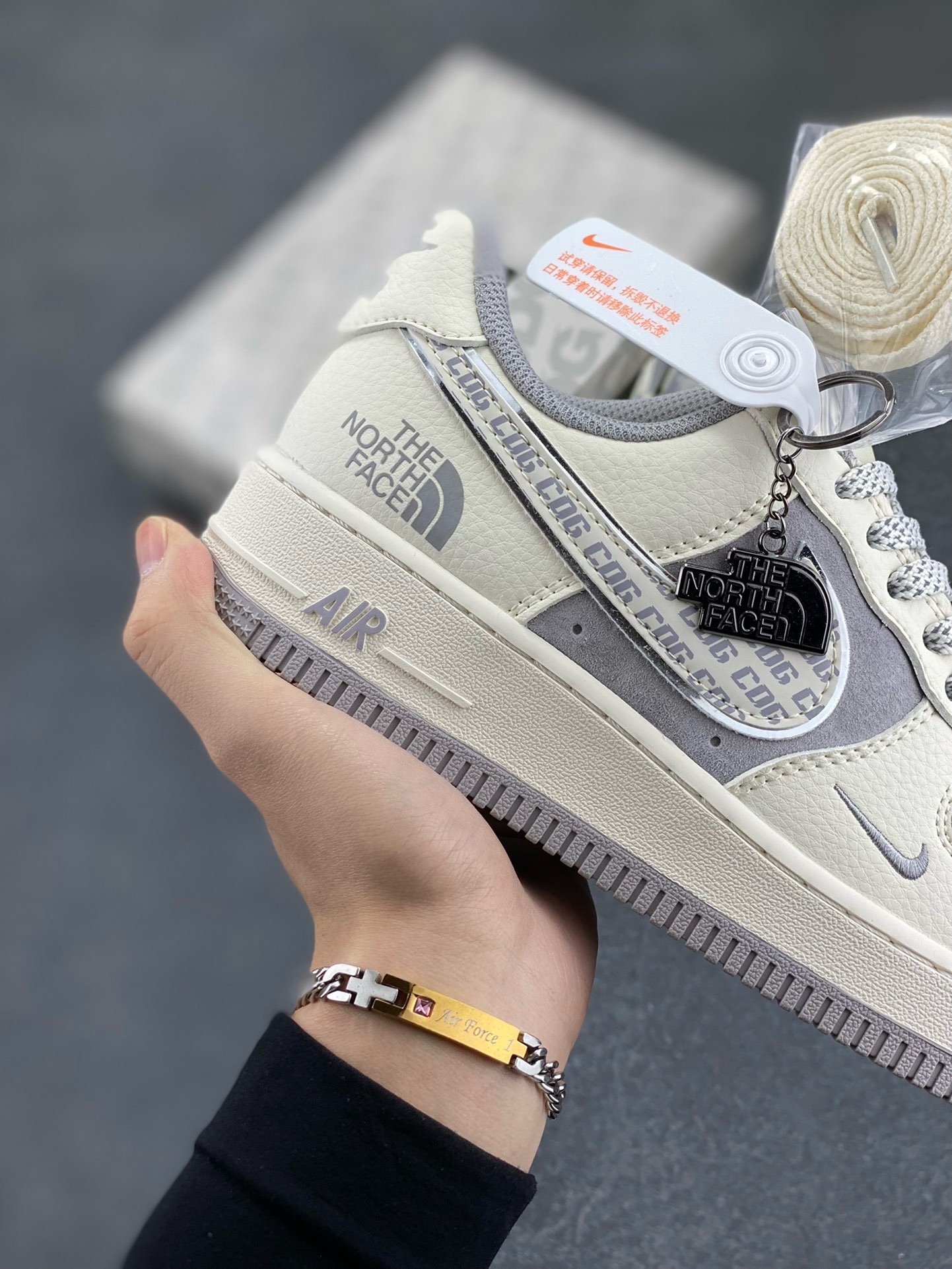 图片[6]-福利特价 NIke Air Force 1 \’07 Low “北面联名–CDG米灰勾”空军一号 低帮 运动鞋 休闲鞋 折边针车 工艺难度大 原楦头原纸板 原装鞋盒 定制五金配件 内置全掌气垫 原厂鞋底 货号：BB7518-014 尺码：36 36.5 37.5 38 38.5 39 40 40.5 41 42 42.5 43 44 44.5 45-选品中心