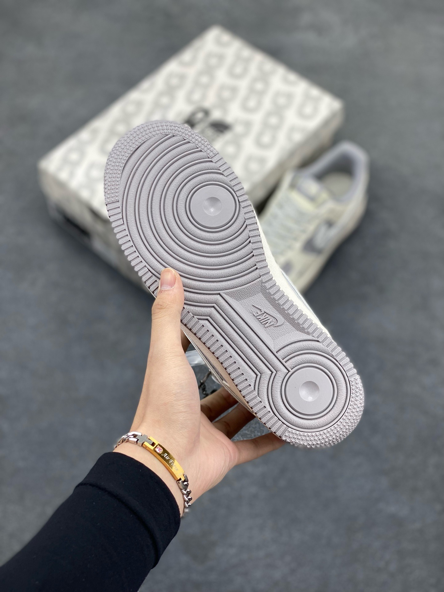 图片[5]-福利特价 NIke Air Force 1 \’07 Low “北面联名–CDG米灰勾”空军一号 低帮 运动鞋 休闲鞋 折边针车 工艺难度大 原楦头原纸板 原装鞋盒 定制五金配件 内置全掌气垫 原厂鞋底 货号：BB7518-014 尺码：36 36.5 37.5 38 38.5 39 40 40.5 41 42 42.5 43 44 44.5 45-选品中心