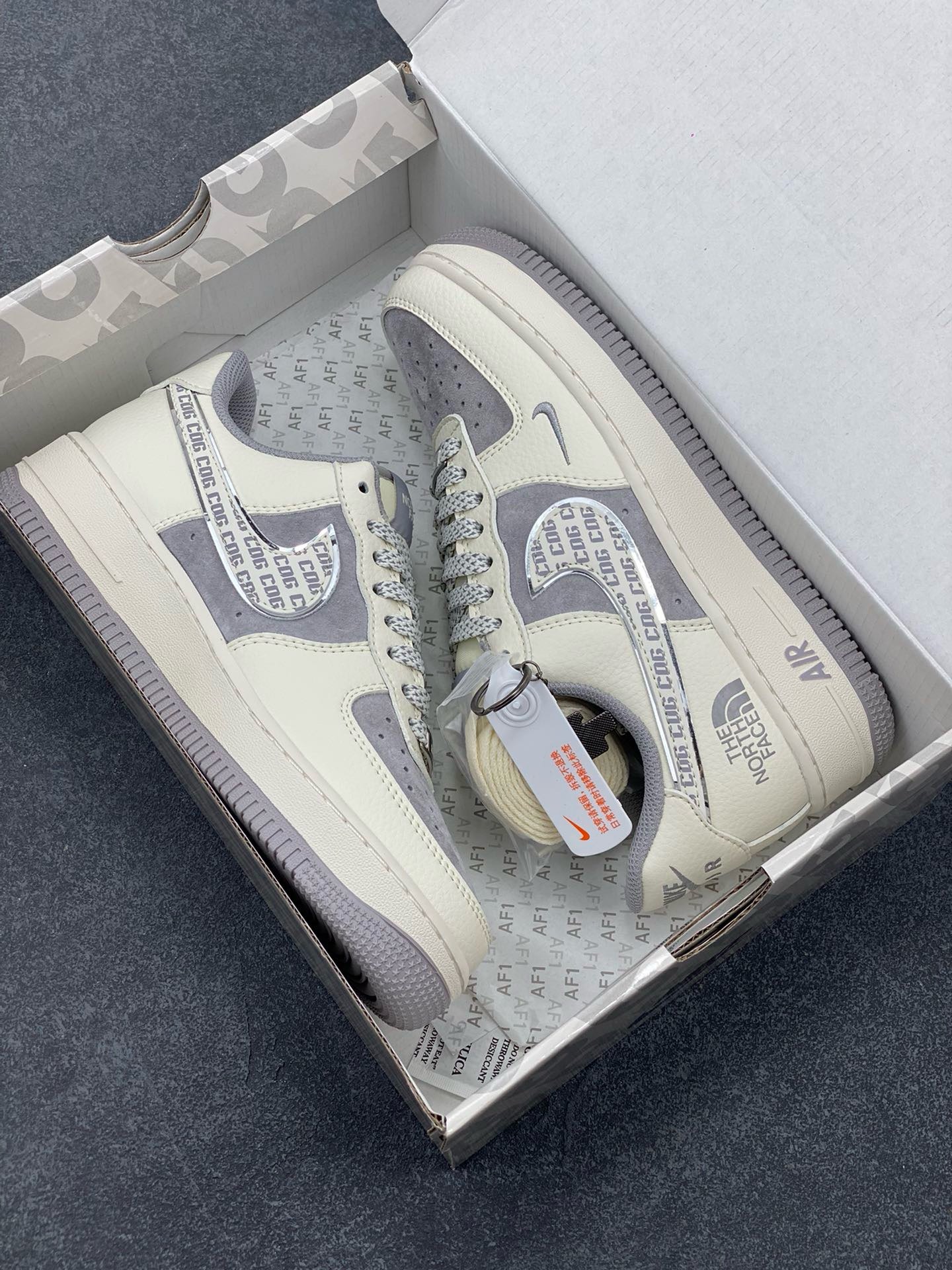 图片[9]-福利特价 NIke Air Force 1 \’07 Low “北面联名–CDG米灰勾”空军一号 低帮 运动鞋 休闲鞋 折边针车 工艺难度大 原楦头原纸板 原装鞋盒 定制五金配件 内置全掌气垫 原厂鞋底 货号：BB7518-014 尺码：36 36.5 37.5 38 38.5 39 40 40.5 41 42 42.5 43 44 44.5 45-选品中心