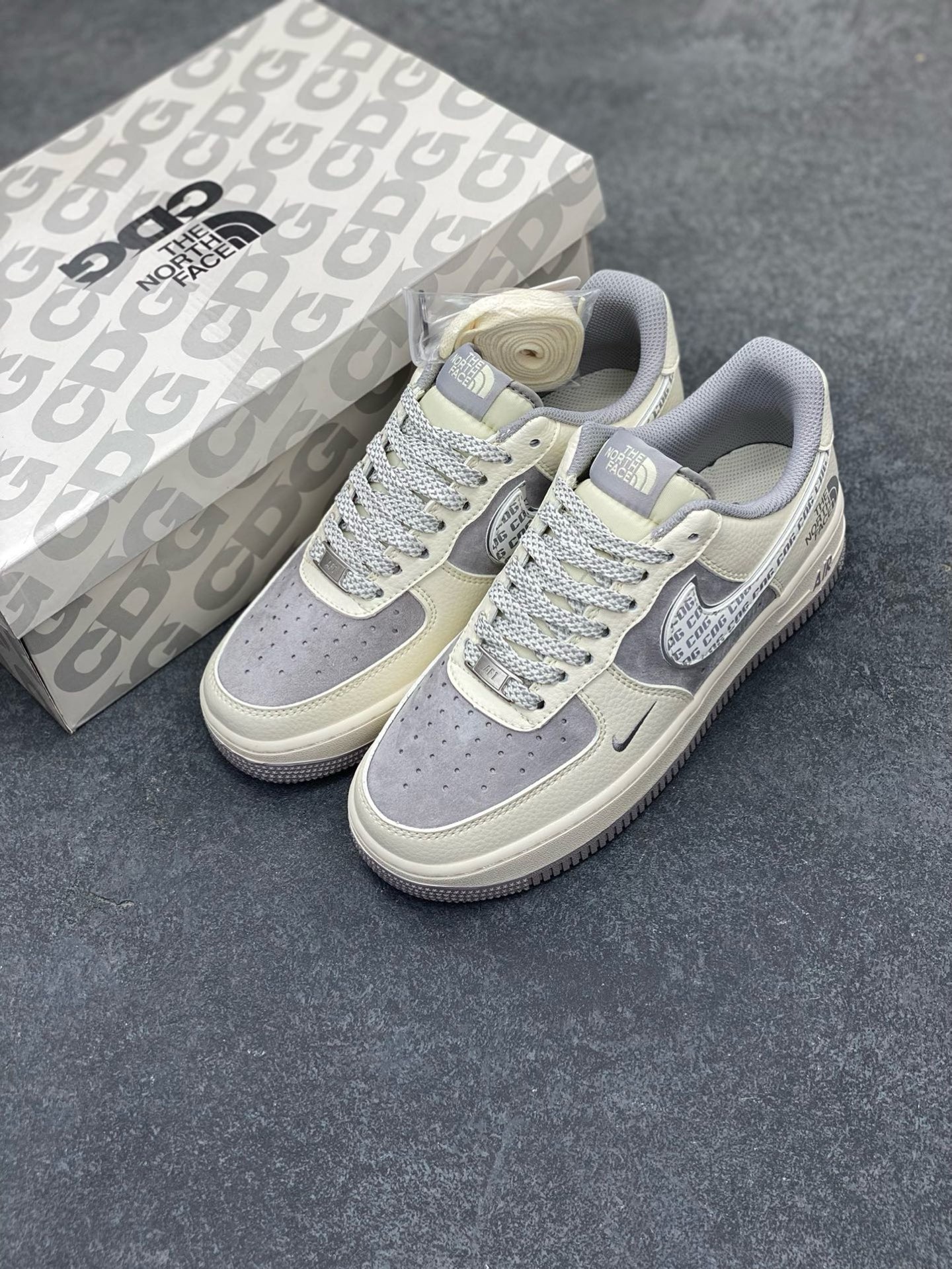 图片[8]-福利特价 NIke Air Force 1 \’07 Low “北面联名–CDG米灰勾”空军一号 低帮 运动鞋 休闲鞋 折边针车 工艺难度大 原楦头原纸板 原装鞋盒 定制五金配件 内置全掌气垫 原厂鞋底 货号：BB7518-014 尺码：36 36.5 37.5 38 38.5 39 40 40.5 41 42 42.5 43 44 44.5 45-选品中心