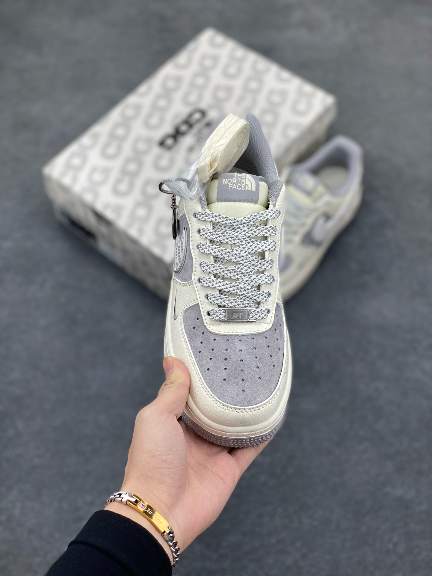 图片[2]-福利特价 NIke Air Force 1 \’07 Low “北面联名–CDG米灰勾”空军一号 低帮 运动鞋 休闲鞋 折边针车 工艺难度大 原楦头原纸板 原装鞋盒 定制五金配件 内置全掌气垫 原厂鞋底 货号：BB7518-014 尺码：36 36.5 37.5 38 38.5 39 40 40.5 41 42 42.5 43 44 44.5 45-选品中心