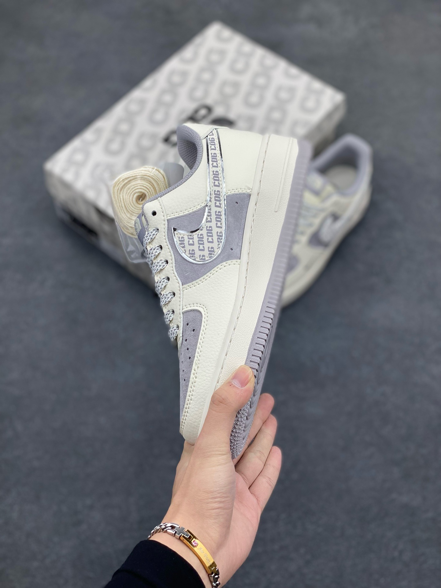 图片[3]-福利特价 NIke Air Force 1 \’07 Low “北面联名–CDG米灰勾”空军一号 低帮 运动鞋 休闲鞋 折边针车 工艺难度大 原楦头原纸板 原装鞋盒 定制五金配件 内置全掌气垫 原厂鞋底 货号：BB7518-014 尺码：36 36.5 37.5 38 38.5 39 40 40.5 41 42 42.5 43 44 44.5 45-选品中心