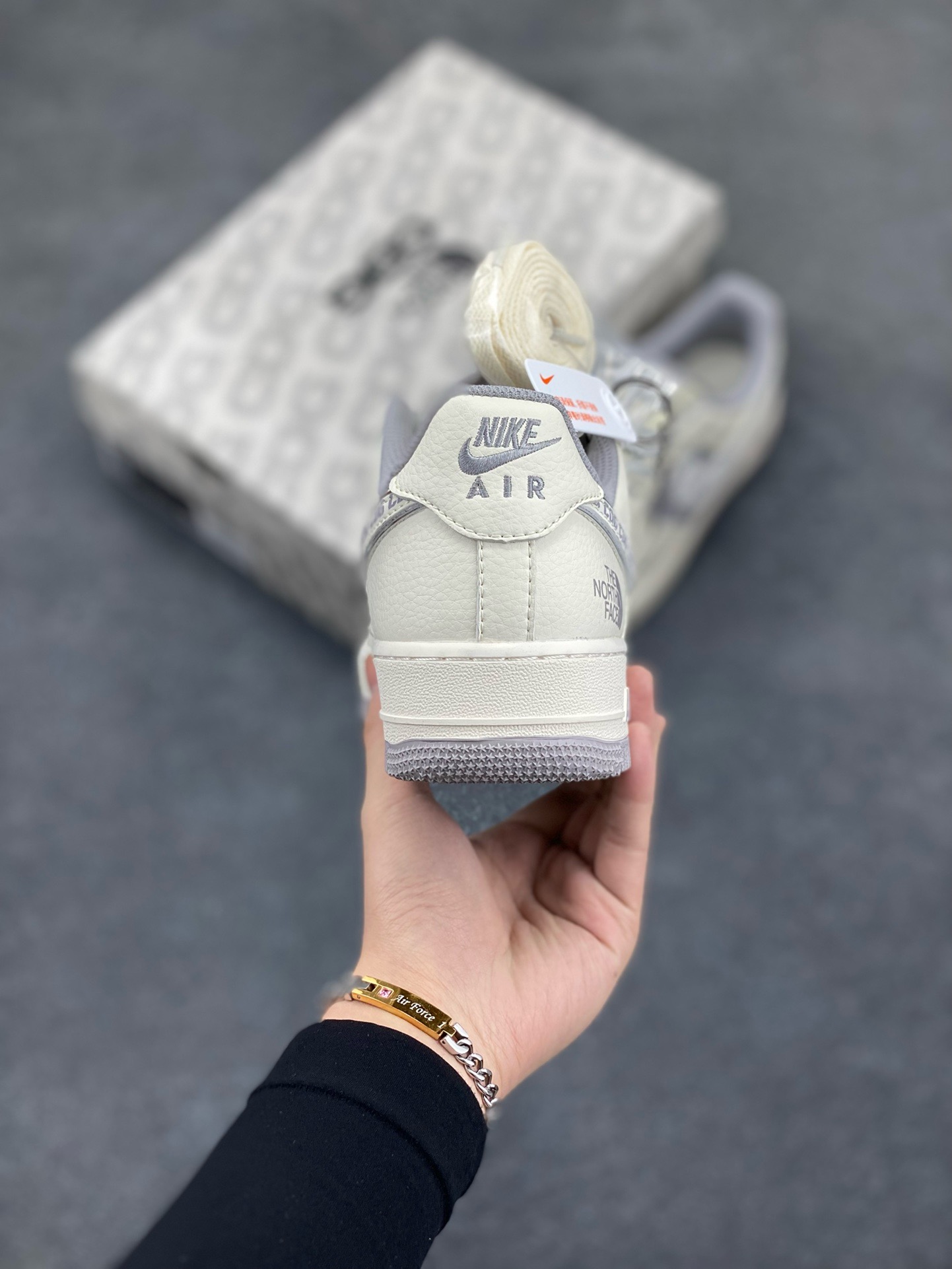 图片[4]-福利特价 NIke Air Force 1 \’07 Low “北面联名–CDG米灰勾”空军一号 低帮 运动鞋 休闲鞋 折边针车 工艺难度大 原楦头原纸板 原装鞋盒 定制五金配件 内置全掌气垫 原厂鞋底 货号：BB7518-014 尺码：36 36.5 37.5 38 38.5 39 40 40.5 41 42 42.5 43 44 44.5 45-选品中心
