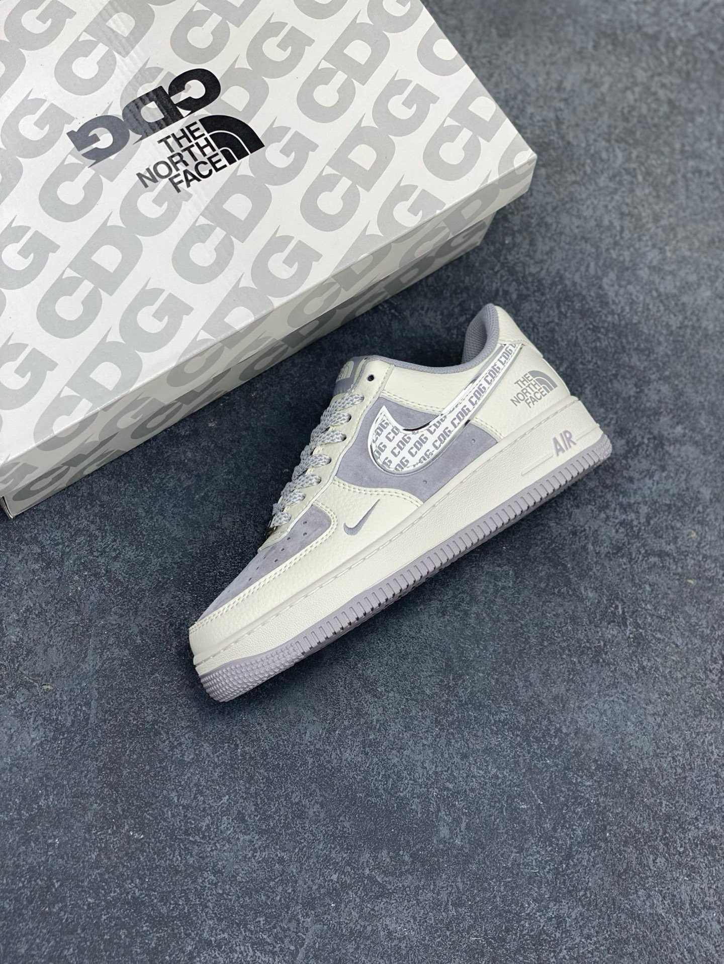 图片[7]-福利特价 NIke Air Force 1 \’07 Low “北面联名–CDG米灰勾”空军一号 低帮 运动鞋 休闲鞋 折边针车 工艺难度大 原楦头原纸板 原装鞋盒 定制五金配件 内置全掌气垫 原厂鞋底 货号：BB7518-014 尺码：36 36.5 37.5 38 38.5 39 40 40.5 41 42 42.5 43 44 44.5 45-选品中心