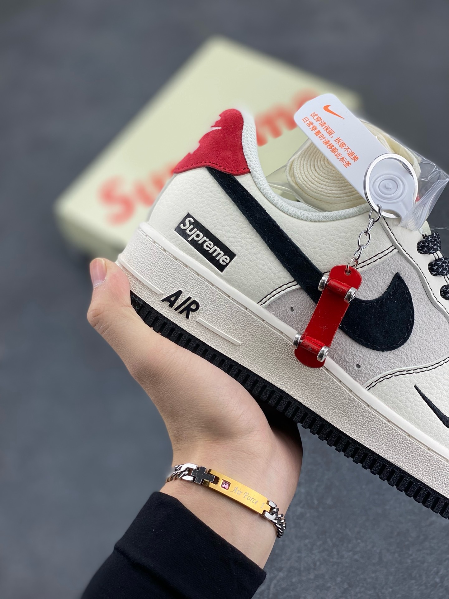 图片[6]-福利特价 NIke Air Force 1 \’07 Low “Supreme联名–米黑红尾”空军一号 低帮 运动鞋 休闲鞋 折边针车 工艺难度大 原楦头原纸板 原装鞋盒 定制五金配件 内置全掌气垫 原厂鞋底 货号：BB7518-019 尺码：36 36.5 37.5 38 38.5 39 40 40.5 41 42 42.5 43 44 44.5 45-选品中心