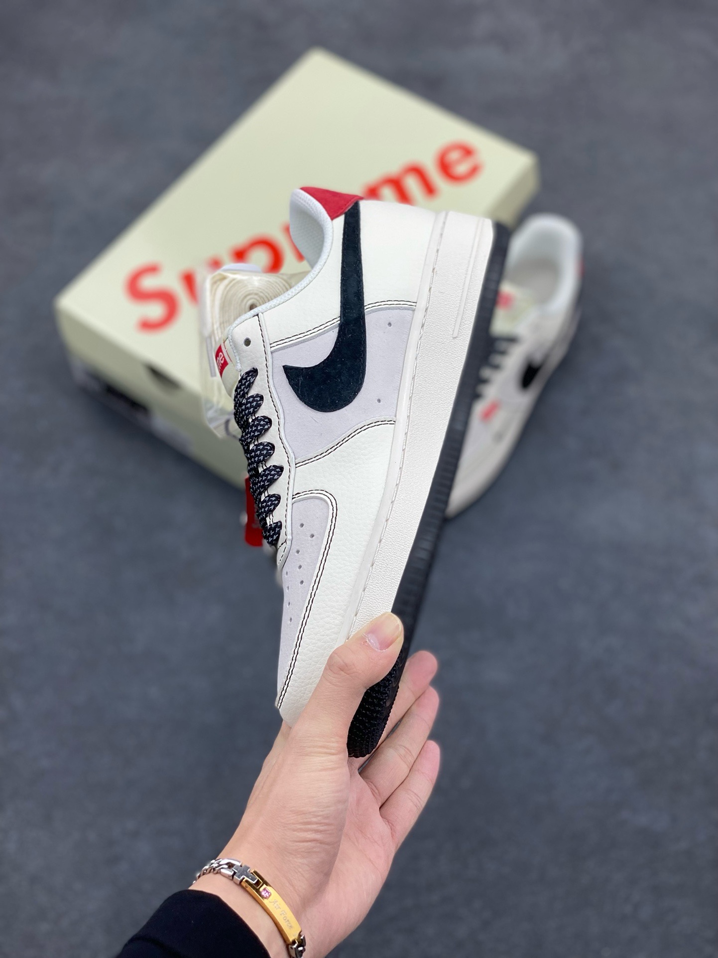图片[3]-福利特价 NIke Air Force 1 \’07 Low “Supreme联名–米黑红尾”空军一号 低帮 运动鞋 休闲鞋 折边针车 工艺难度大 原楦头原纸板 原装鞋盒 定制五金配件 内置全掌气垫 原厂鞋底 货号：BB7518-019 尺码：36 36.5 37.5 38 38.5 39 40 40.5 41 42 42.5 43 44 44.5 45-选品中心