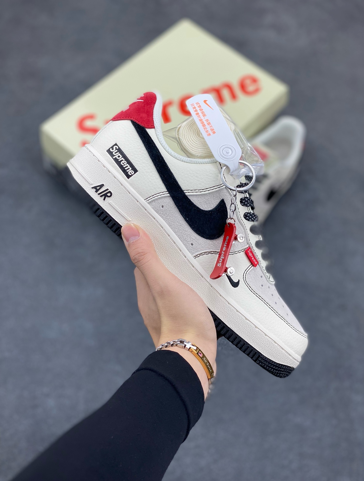 福利特价 NIke Air Force 1 \'07 Low “Supreme联名--米黑红尾”空军一号 低帮 运动鞋 休闲鞋 折边针车 工艺难度大 原楦头原纸板 原装鞋盒 定制五金配件 内置全掌气垫 原厂鞋底 货号：BB7518-019 尺码：36 36.5 37.5 38 38.5 39 40 40.5 41 42 42.5 43 44 44.5 45-选品中心