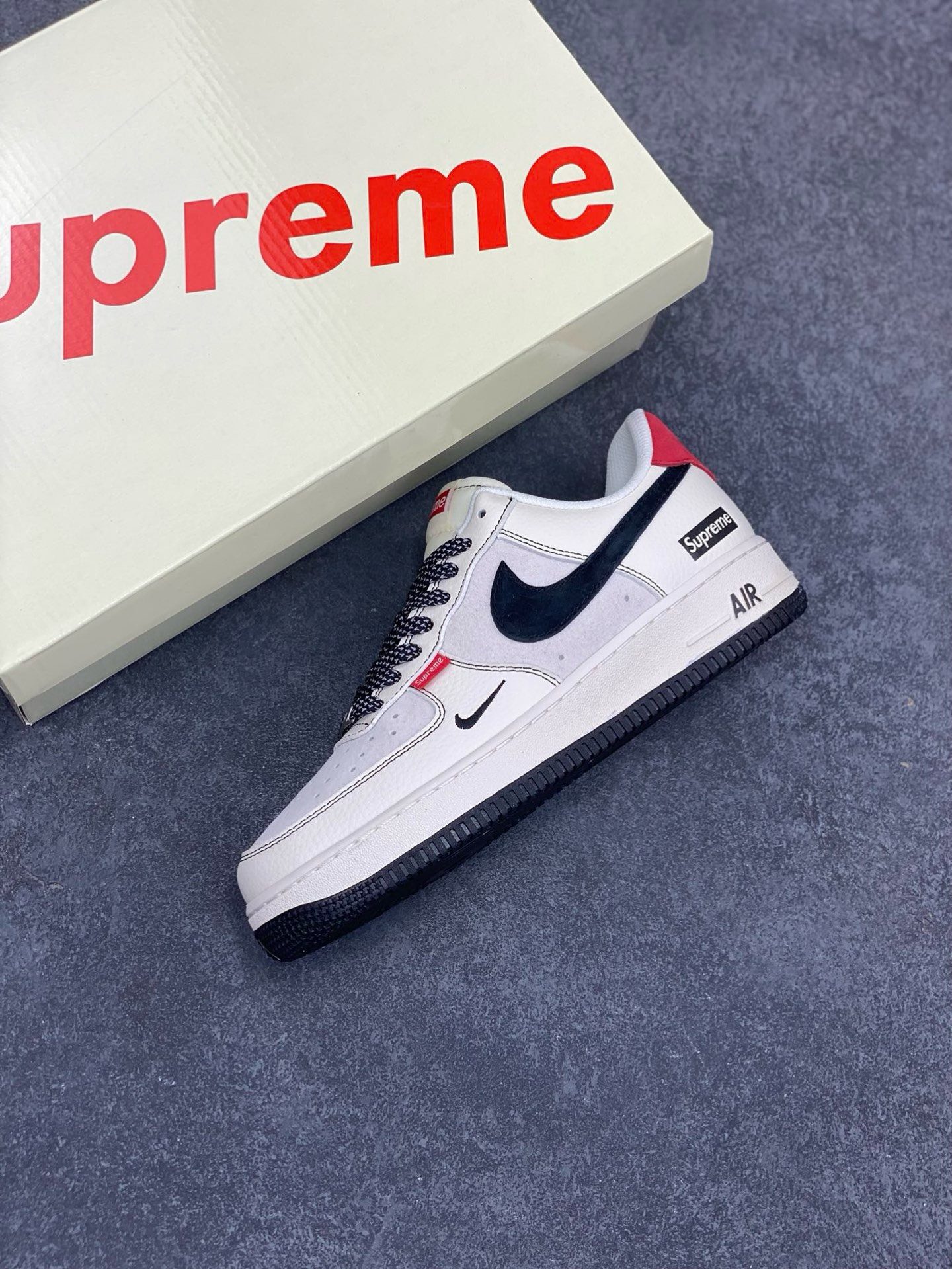 图片[7]-福利特价 NIke Air Force 1 \’07 Low “Supreme联名–米黑红尾”空军一号 低帮 运动鞋 休闲鞋 折边针车 工艺难度大 原楦头原纸板 原装鞋盒 定制五金配件 内置全掌气垫 原厂鞋底 货号：BB7518-019 尺码：36 36.5 37.5 38 38.5 39 40 40.5 41 42 42.5 43 44 44.5 45-选品中心