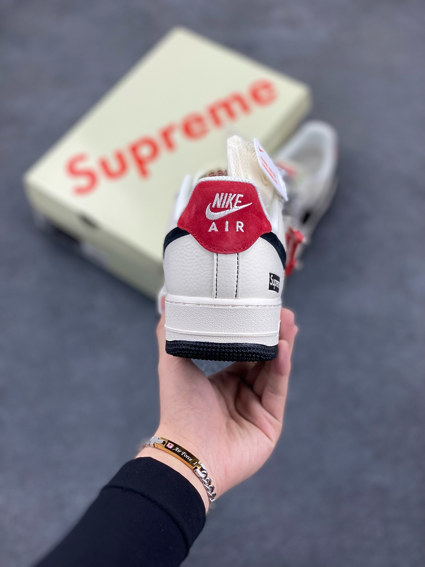 图片[4]-福利特价 NIke Air Force 1 \’07 Low “Supreme联名–米黑红尾”空军一号 低帮 运动鞋 休闲鞋 折边针车 工艺难度大 原楦头原纸板 原装鞋盒 定制五金配件 内置全掌气垫 原厂鞋底 货号：BB7518-019 尺码：36 36.5 37.5 38 38.5 39 40 40.5 41 42 42.5 43 44 44.5 45-选品中心