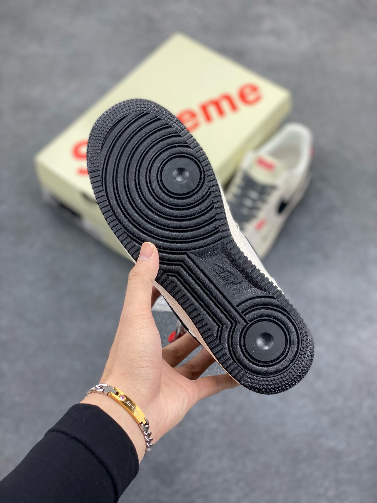 图片[5]-福利特价 NIke Air Force 1 \’07 Low “Supreme联名–米黑红尾”空军一号 低帮 运动鞋 休闲鞋 折边针车 工艺难度大 原楦头原纸板 原装鞋盒 定制五金配件 内置全掌气垫 原厂鞋底 货号：BB7518-019 尺码：36 36.5 37.5 38 38.5 39 40 40.5 41 42 42.5 43 44 44.5 45-选品中心