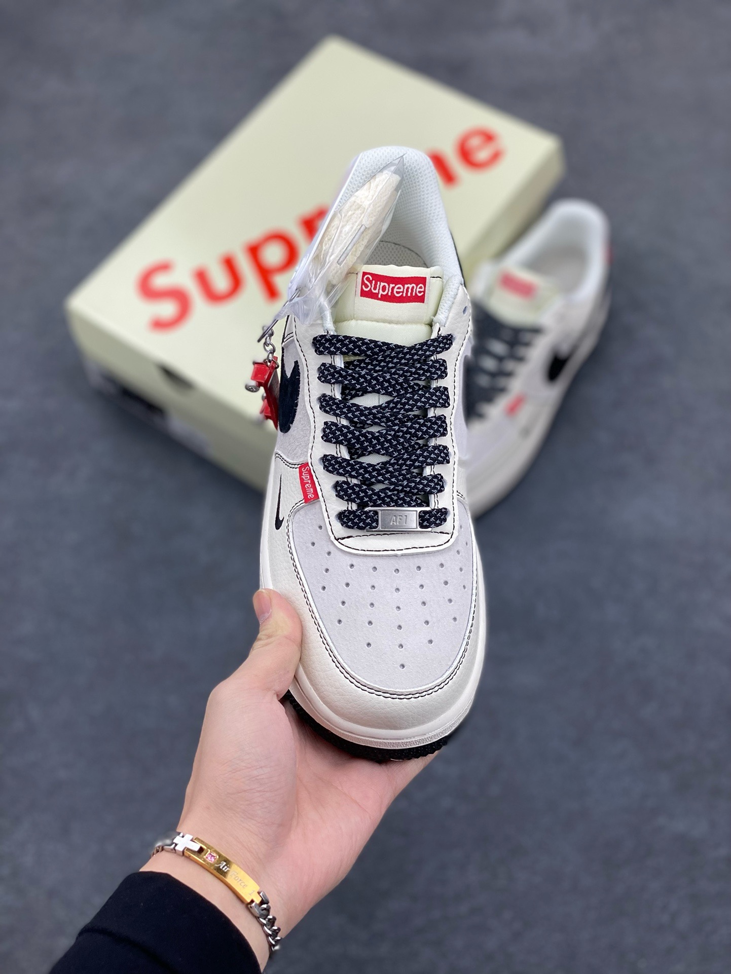 图片[2]-福利特价 NIke Air Force 1 \’07 Low “Supreme联名–米黑红尾”空军一号 低帮 运动鞋 休闲鞋 折边针车 工艺难度大 原楦头原纸板 原装鞋盒 定制五金配件 内置全掌气垫 原厂鞋底 货号：BB7518-019 尺码：36 36.5 37.5 38 38.5 39 40 40.5 41 42 42.5 43 44 44.5 45-选品中心