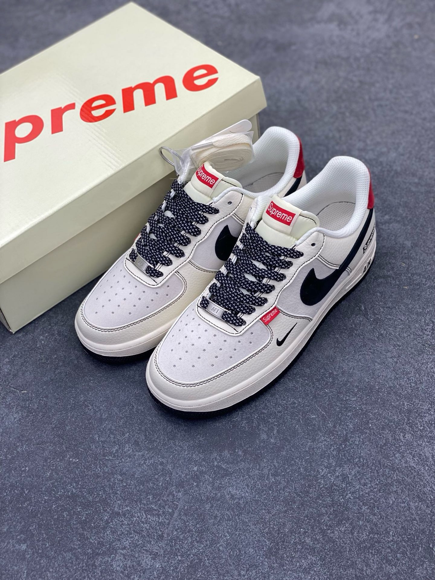 图片[8]-福利特价 NIke Air Force 1 \’07 Low “Supreme联名–米黑红尾”空军一号 低帮 运动鞋 休闲鞋 折边针车 工艺难度大 原楦头原纸板 原装鞋盒 定制五金配件 内置全掌气垫 原厂鞋底 货号：BB7518-019 尺码：36 36.5 37.5 38 38.5 39 40 40.5 41 42 42.5 43 44 44.5 45-选品中心