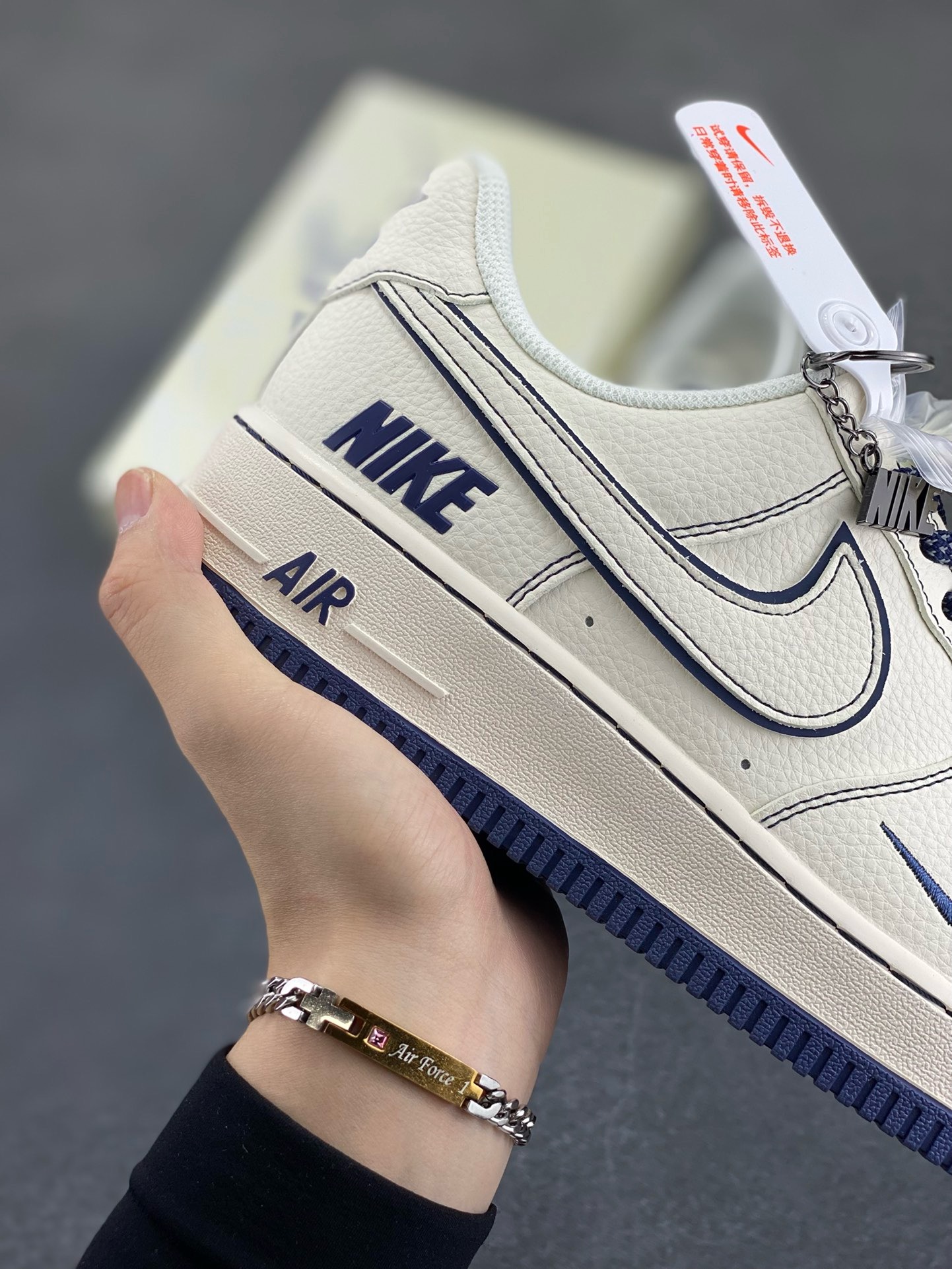 图片[6]-福利特价 NIke Air Force 1 \’07 Low “NIKE联名——深蓝线条”空军一号 低帮 运动鞋 休闲鞋 折边针车 工艺难度大 原楦头原纸板 原装鞋盒 定制五金配件 内置全掌气垫 原厂鞋底 货号：HH7518-073 尺码：36 36.5 37.5 38 38.5 39 40 40.5 41 42 42.5 43 44 44.5 45-选品中心