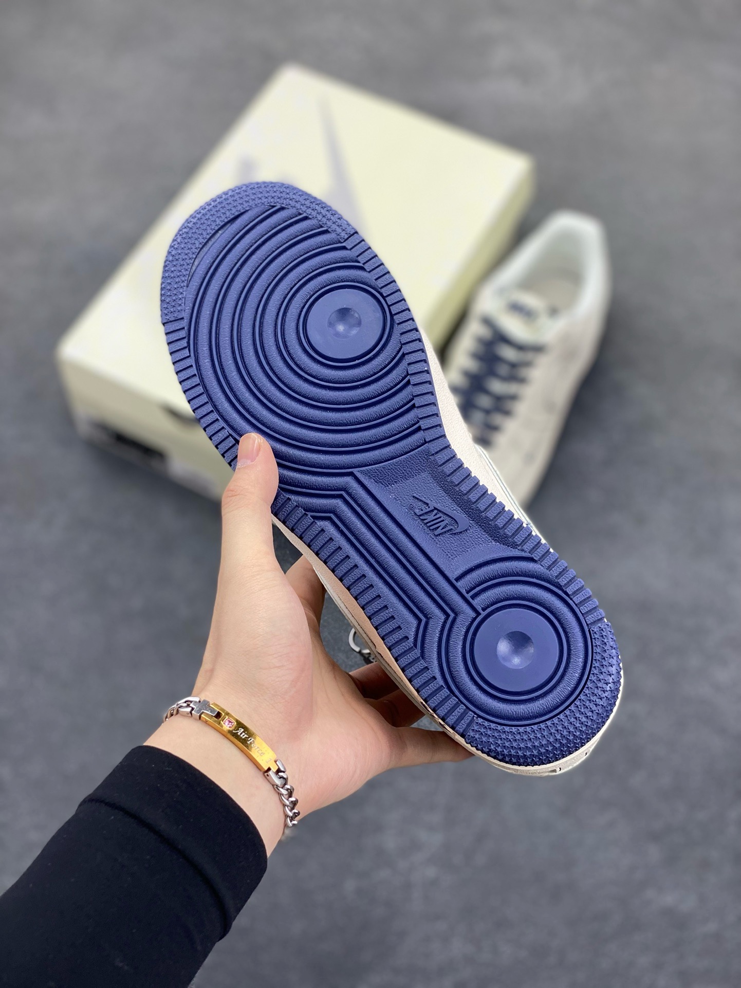 图片[5]-福利特价 NIke Air Force 1 \’07 Low “NIKE联名——深蓝线条”空军一号 低帮 运动鞋 休闲鞋 折边针车 工艺难度大 原楦头原纸板 原装鞋盒 定制五金配件 内置全掌气垫 原厂鞋底 货号：HH7518-073 尺码：36 36.5 37.5 38 38.5 39 40 40.5 41 42 42.5 43 44 44.5 45-选品中心