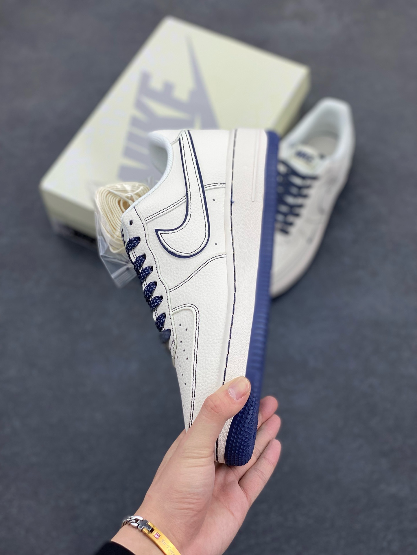 图片[3]-福利特价 NIke Air Force 1 \’07 Low “NIKE联名——深蓝线条”空军一号 低帮 运动鞋 休闲鞋 折边针车 工艺难度大 原楦头原纸板 原装鞋盒 定制五金配件 内置全掌气垫 原厂鞋底 货号：HH7518-073 尺码：36 36.5 37.5 38 38.5 39 40 40.5 41 42 42.5 43 44 44.5 45-选品中心