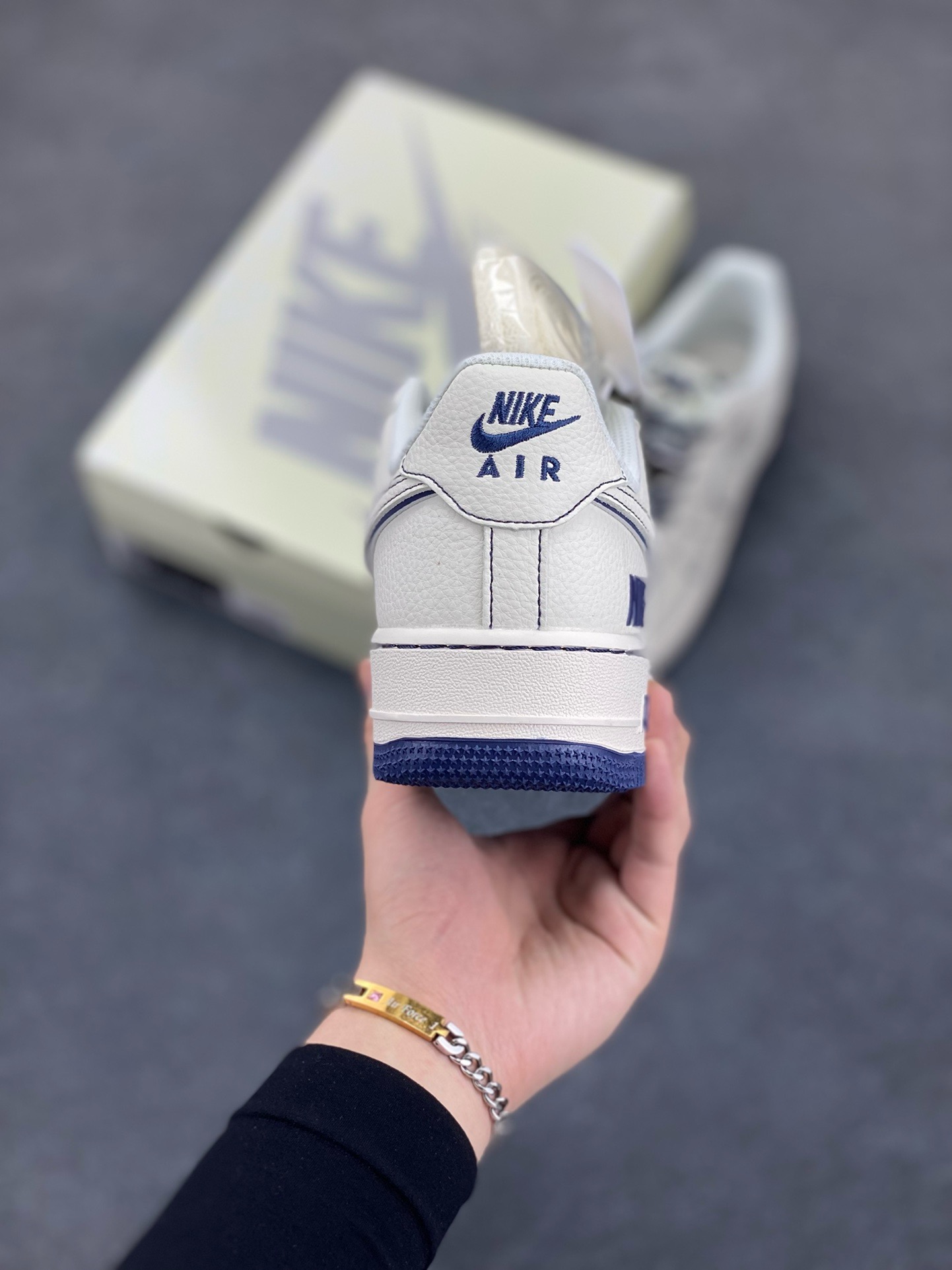 图片[4]-福利特价 NIke Air Force 1 \’07 Low “NIKE联名——深蓝线条”空军一号 低帮 运动鞋 休闲鞋 折边针车 工艺难度大 原楦头原纸板 原装鞋盒 定制五金配件 内置全掌气垫 原厂鞋底 货号：HH7518-073 尺码：36 36.5 37.5 38 38.5 39 40 40.5 41 42 42.5 43 44 44.5 45-选品中心