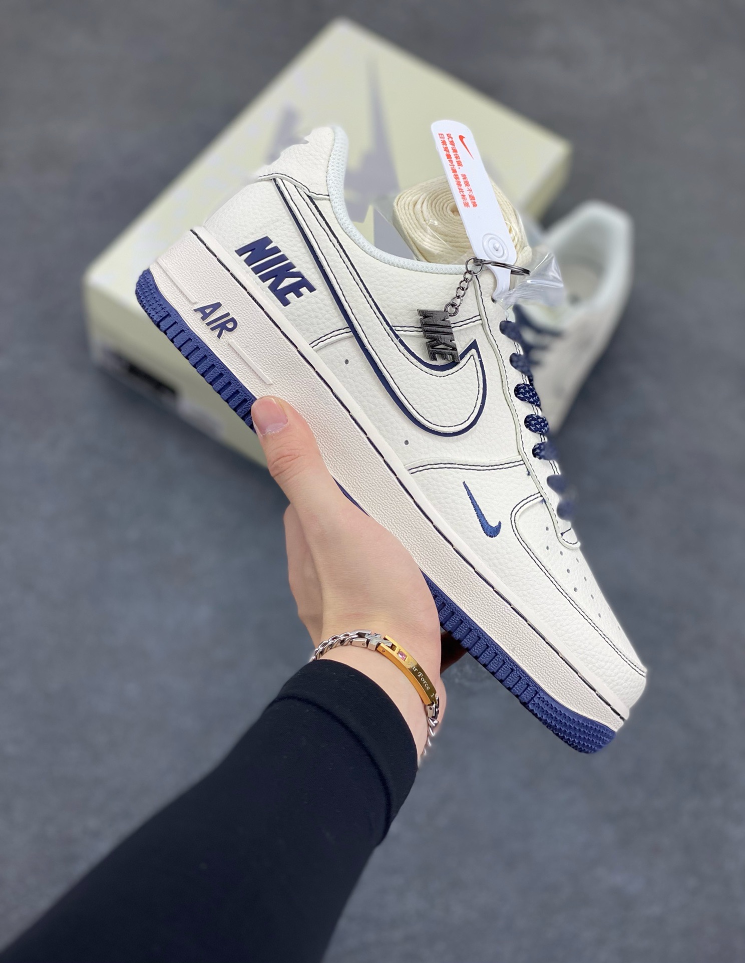 福利特价 NIke Air Force 1 \’07 Low “NIKE联名——深蓝线条”空军一号 低帮 运动鞋 休闲鞋 折边针车 工艺难度大 原楦头原纸板 原装鞋盒 定制五金配件 内置全掌气垫 原厂鞋底 货号：HH7518-073 尺码：36 36.5 37.5 38 38.5 39 40 40.5 41 42 42.5 43 44 44.5 45-选品中心